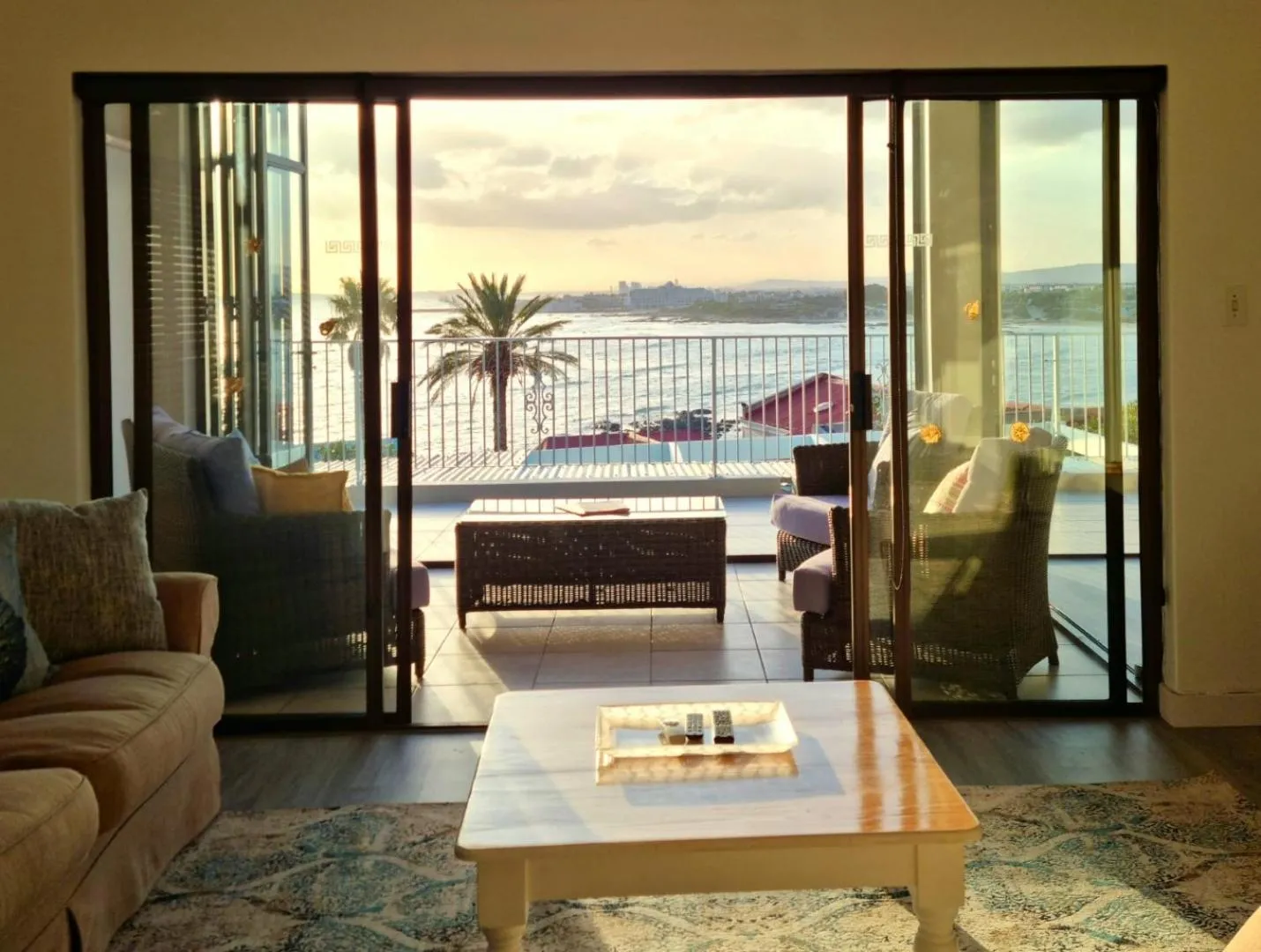 'Die Braaihuis'- sleeps 6, Large Veranda, Sea Views, Central and Fabulous!