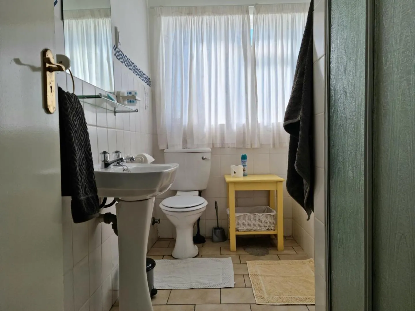 Bathroom in 'Die Braaihuis'- sleeps 6, Large Veranda, Sea Views, Central and Fabulous!