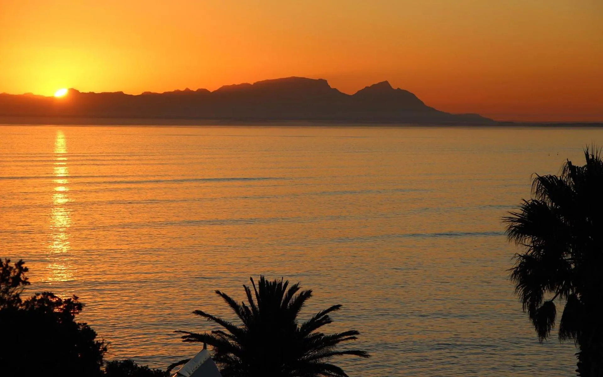 City view in 'Die Braaihuis'- sleeps 6, Large Veranda, Sea Views, Central and Fabulous!