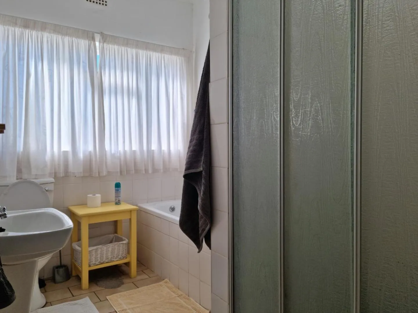 Bathroom in 'Die Braaihuis'- sleeps 6, Large Veranda, Sea Views, Central and Fabulous!