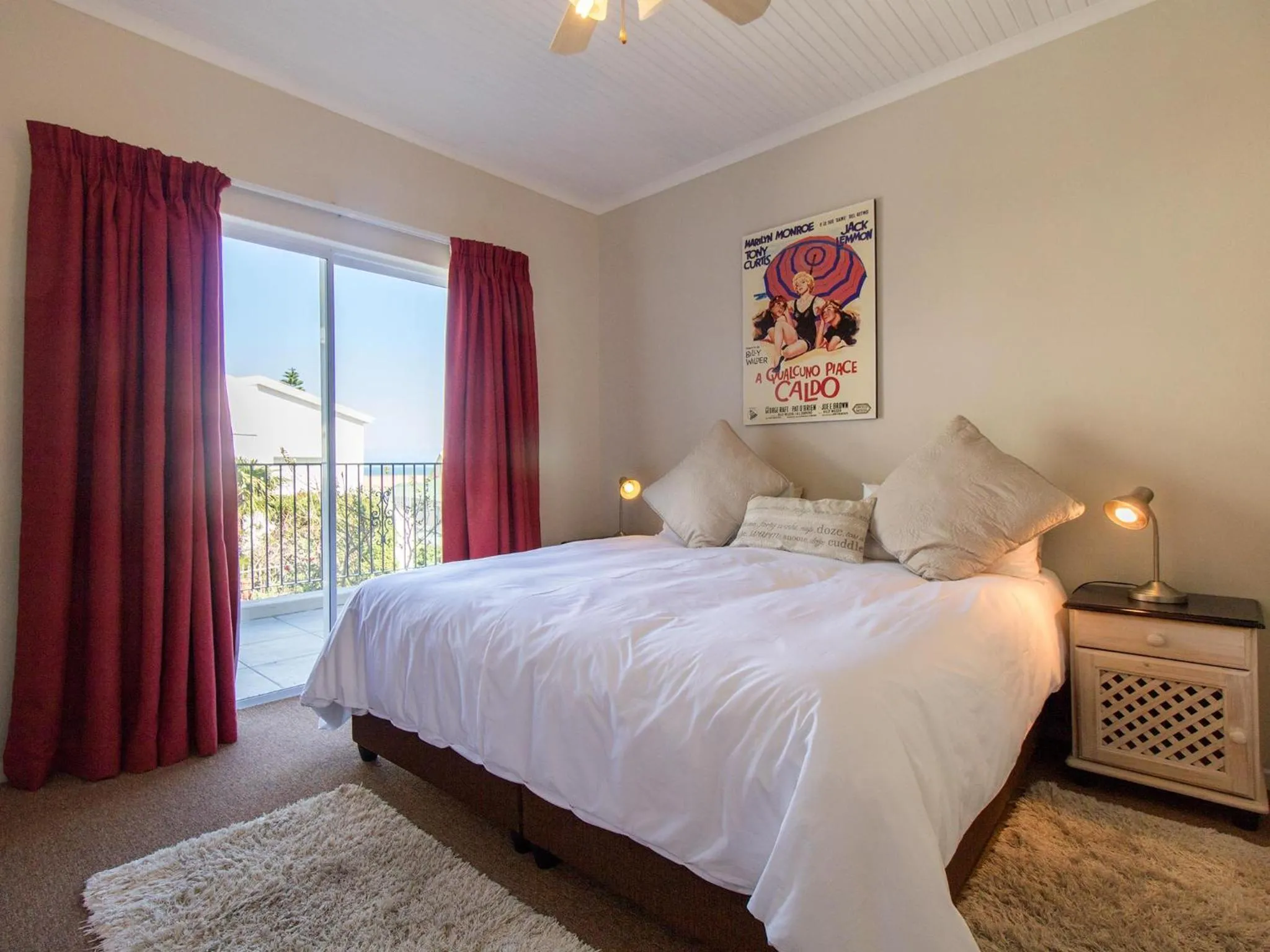 Bed in 'Die Braaihuis'- sleeps 6, Large Veranda, Sea Views, Central and Fabulous!