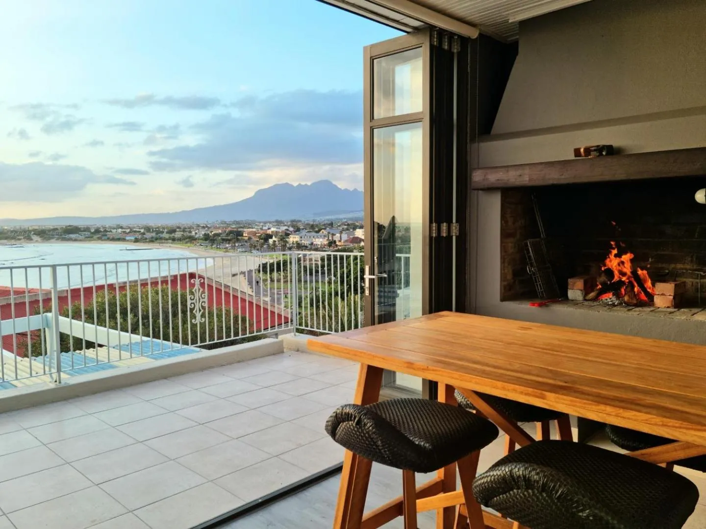 Patio in 'Die Braaihuis'- sleeps 6, Large Veranda, Sea Views, Central and Fabulous!