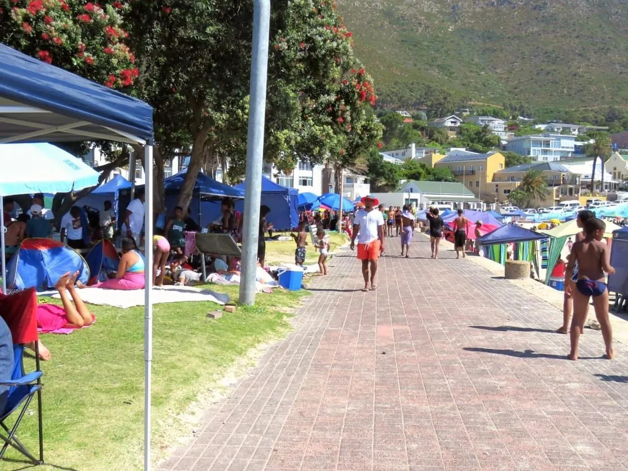 Beach in 'Die Braaihuis'- sleeps 6, Large Veranda, Sea Views, Central and Fabulous!