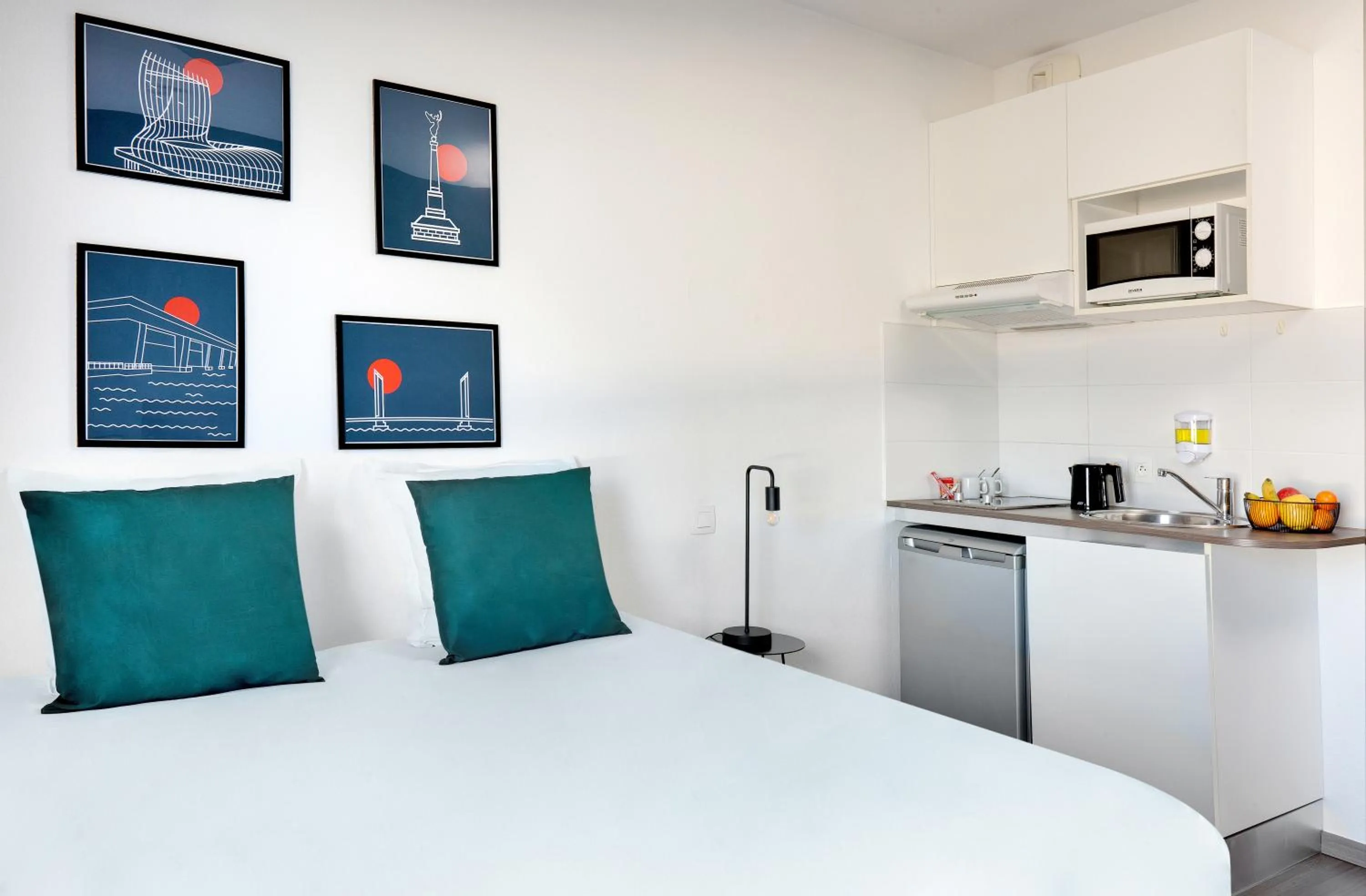 Kitchen or kitchenette, Bed in Ténéo Apparthôtel Bordeaux Maritime - Cité du vin