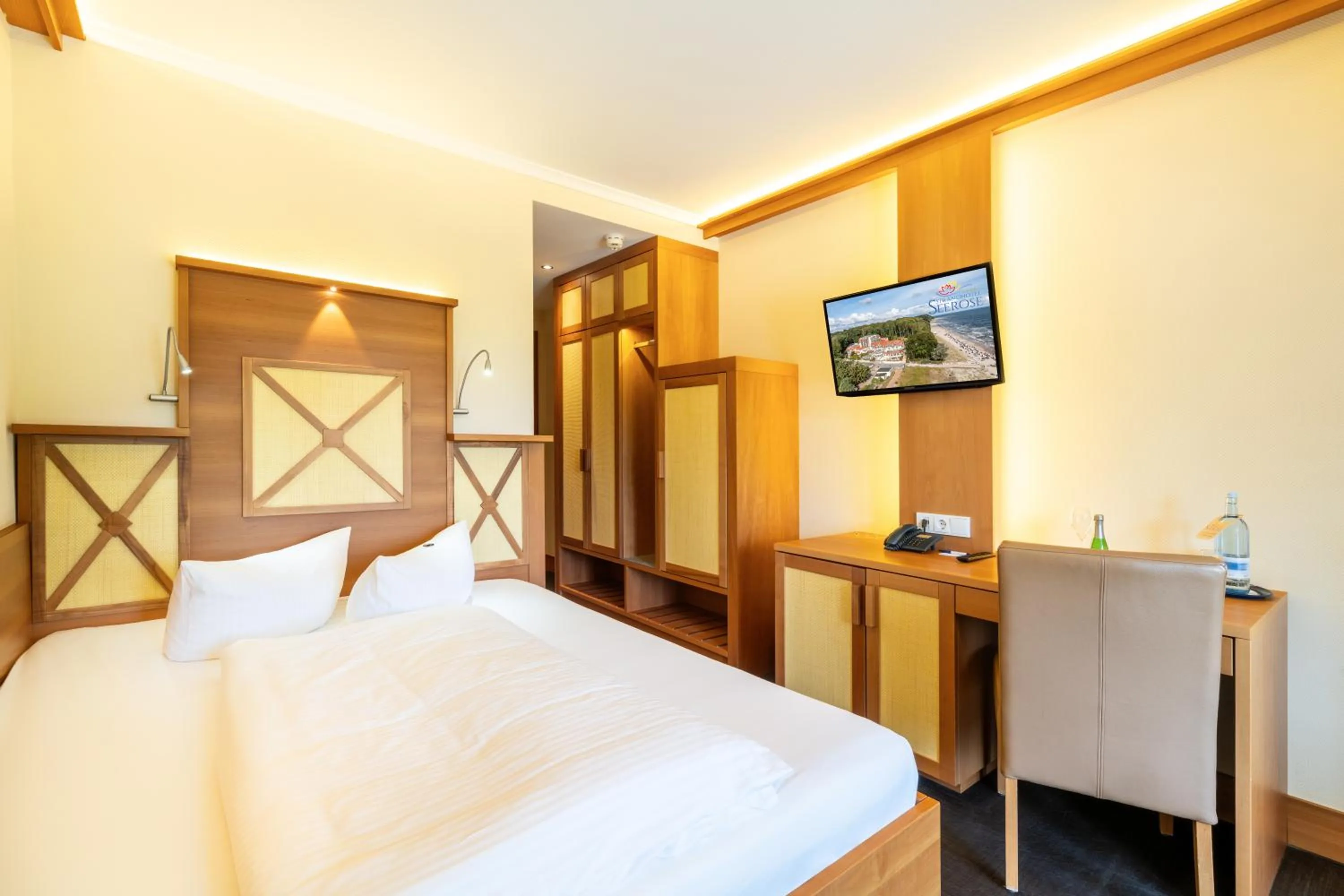 Bed in Strandhotel Seerose