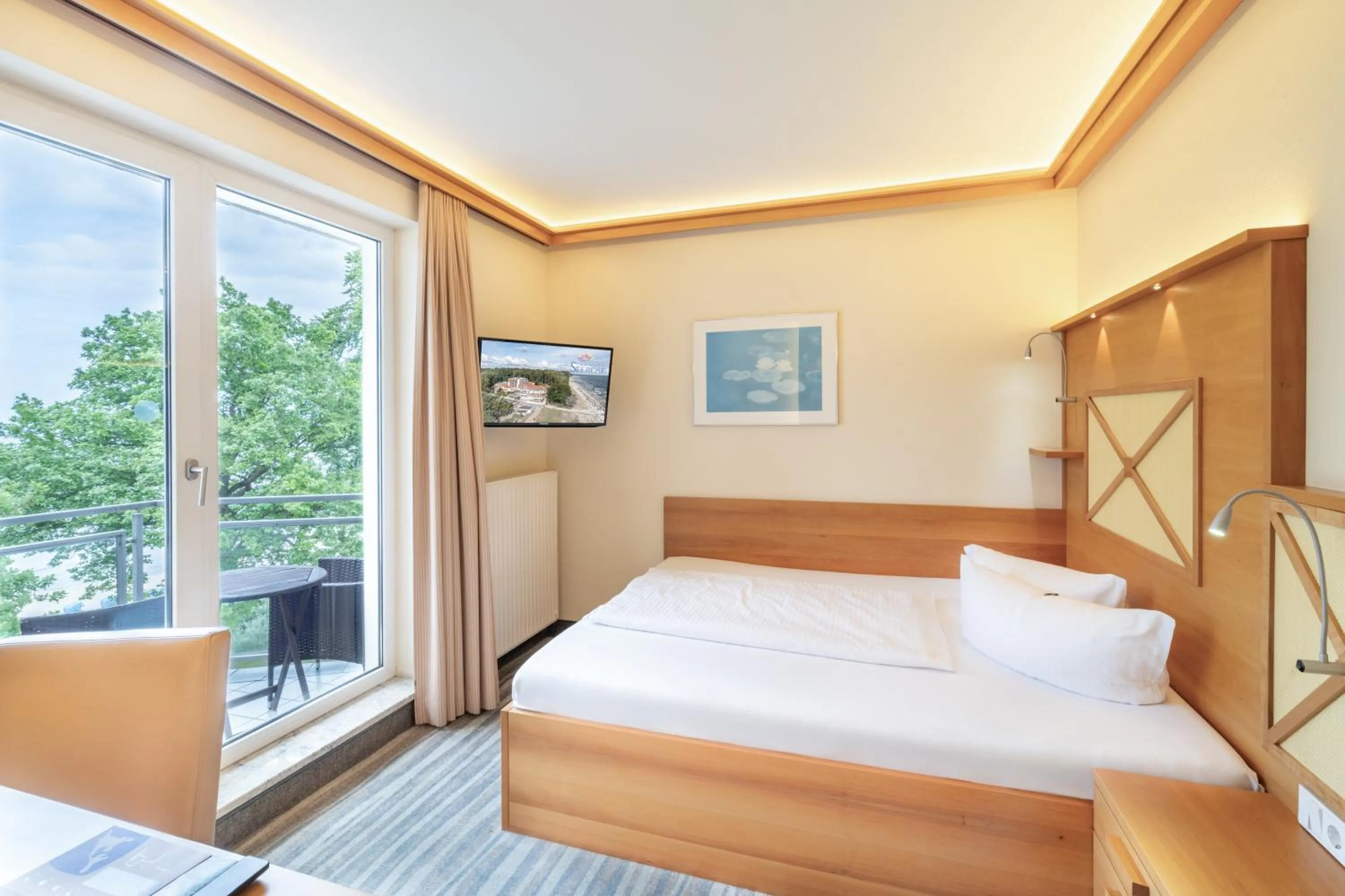 Bed in Strandhotel Seerose