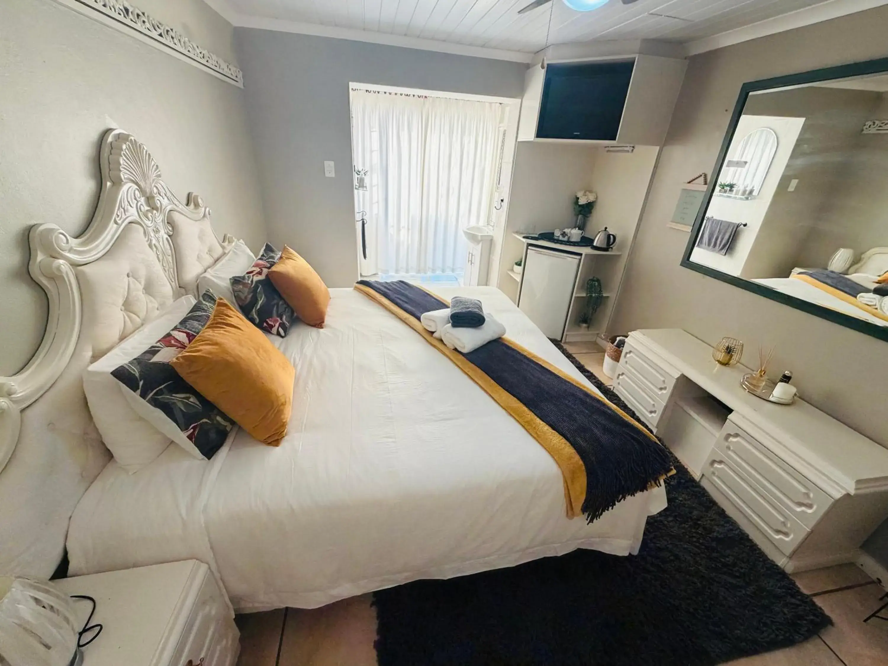 Deluxe Double or Twin Room with Sea View in On the Rocks Bed & Breakfast Deluxe Double or Twin Room with Sea View in On the Rocks Bed & Breakfast