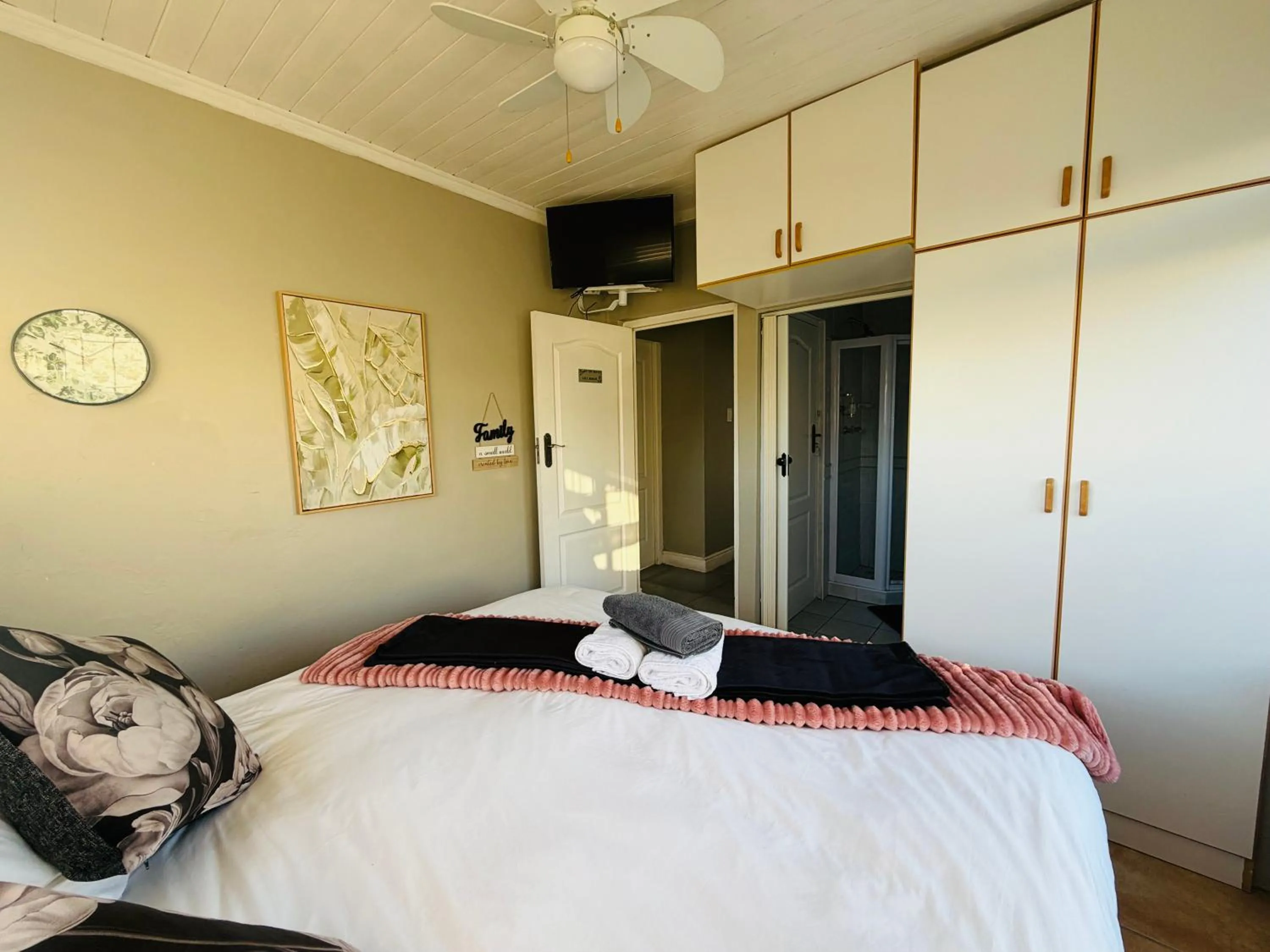 Double Room in On the Rocks Bed & Breakfast