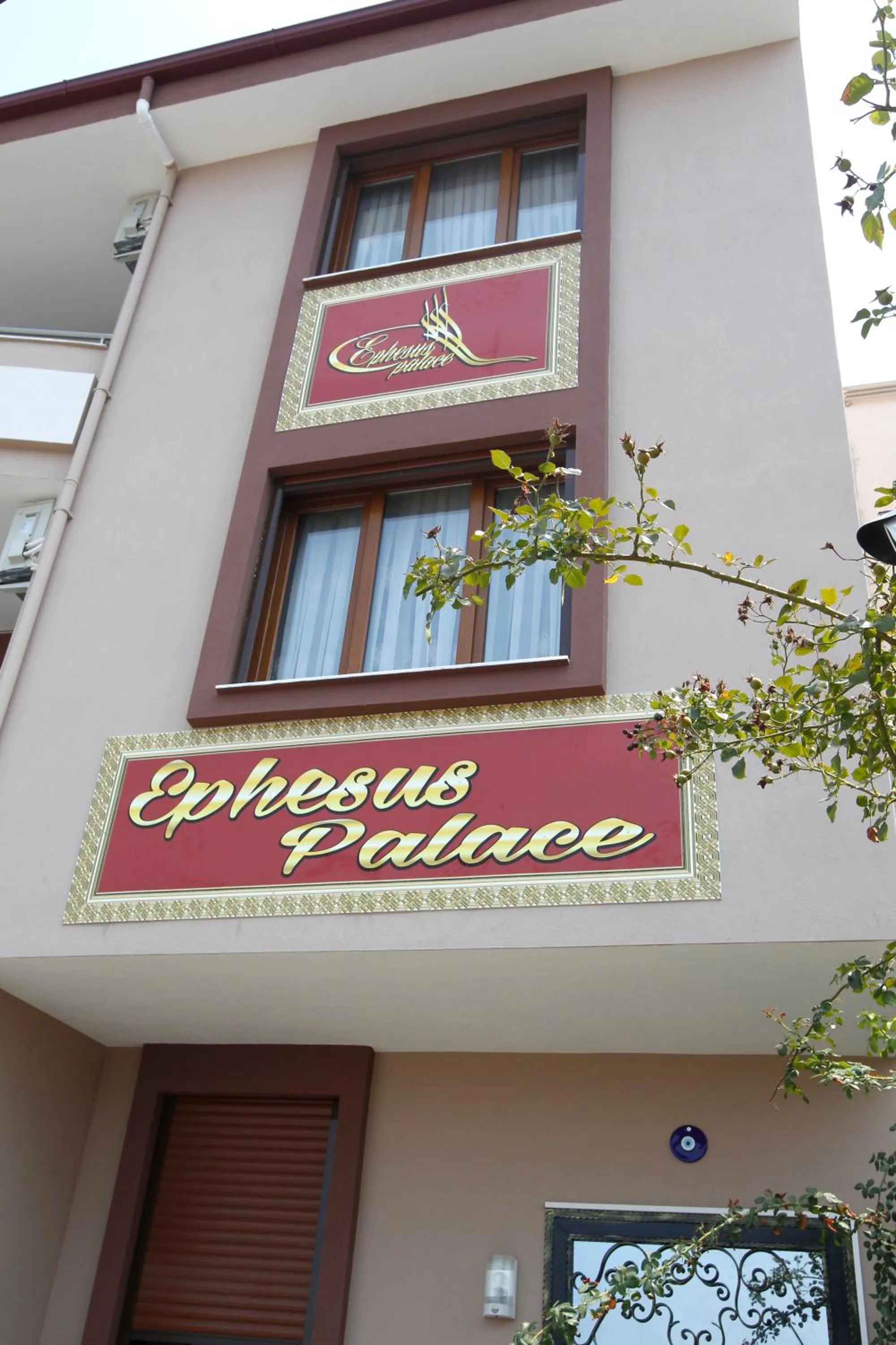 Facade/entrance in Ephesus Palace