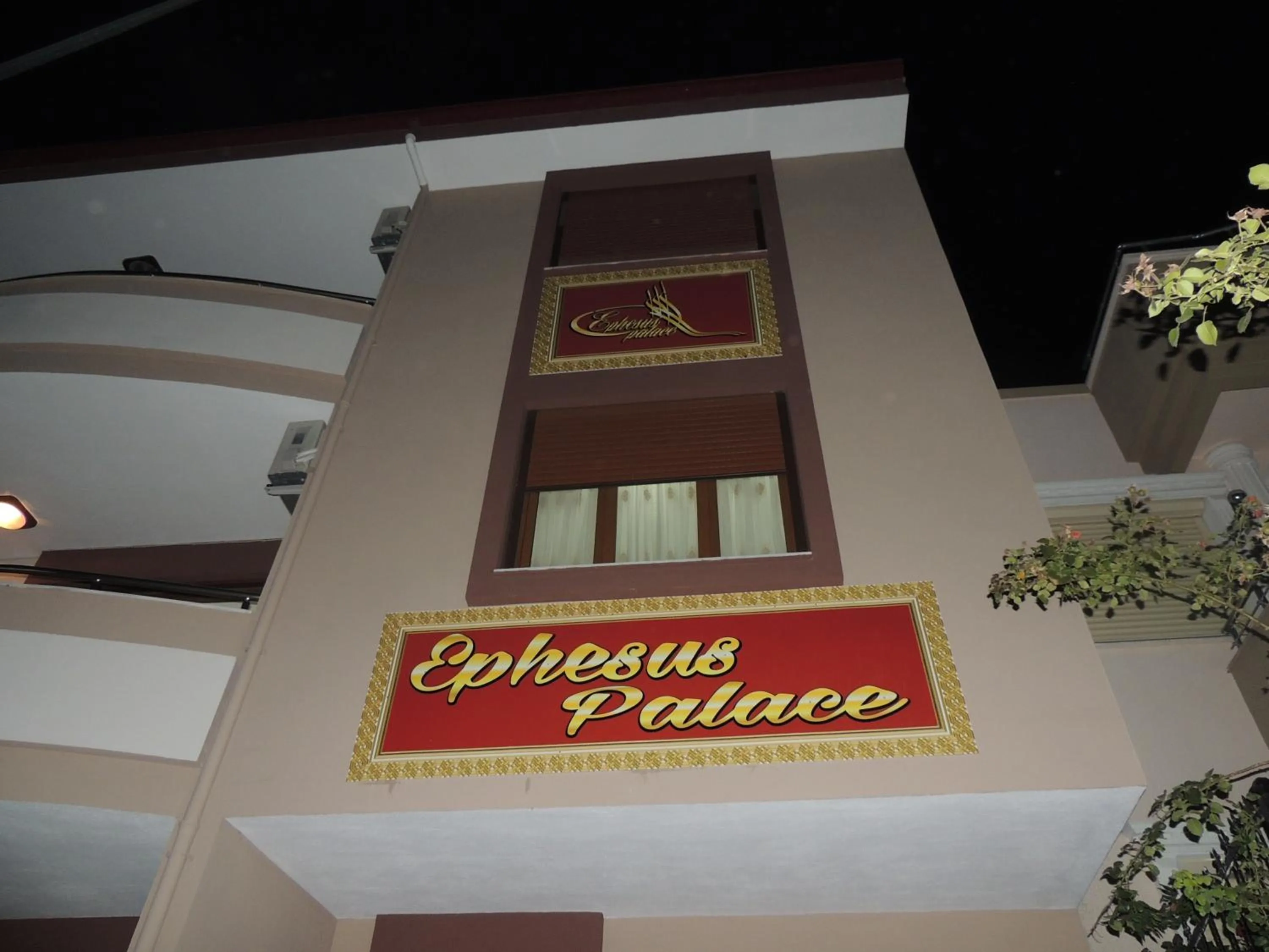 Facade/entrance in Ephesus Palace