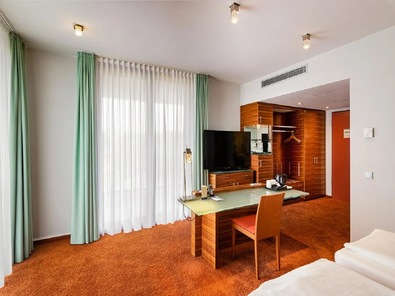 TV and multimedia, Bed in Schlosshotel Hellenstein