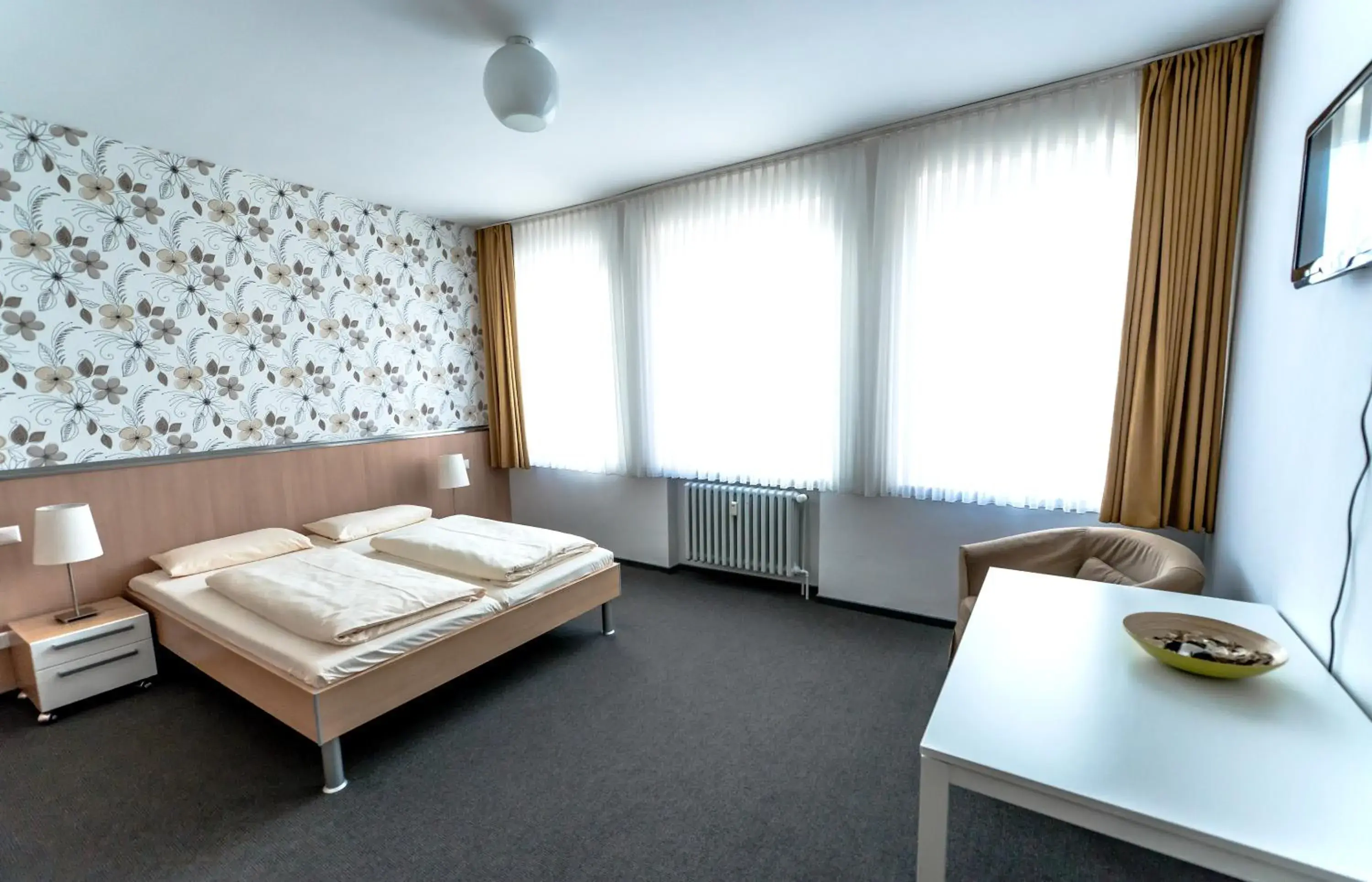 TV and multimedia, Bed in Hotel Flämischer Hof TV and multimedia, Bed in Hotel Flämischer Hof