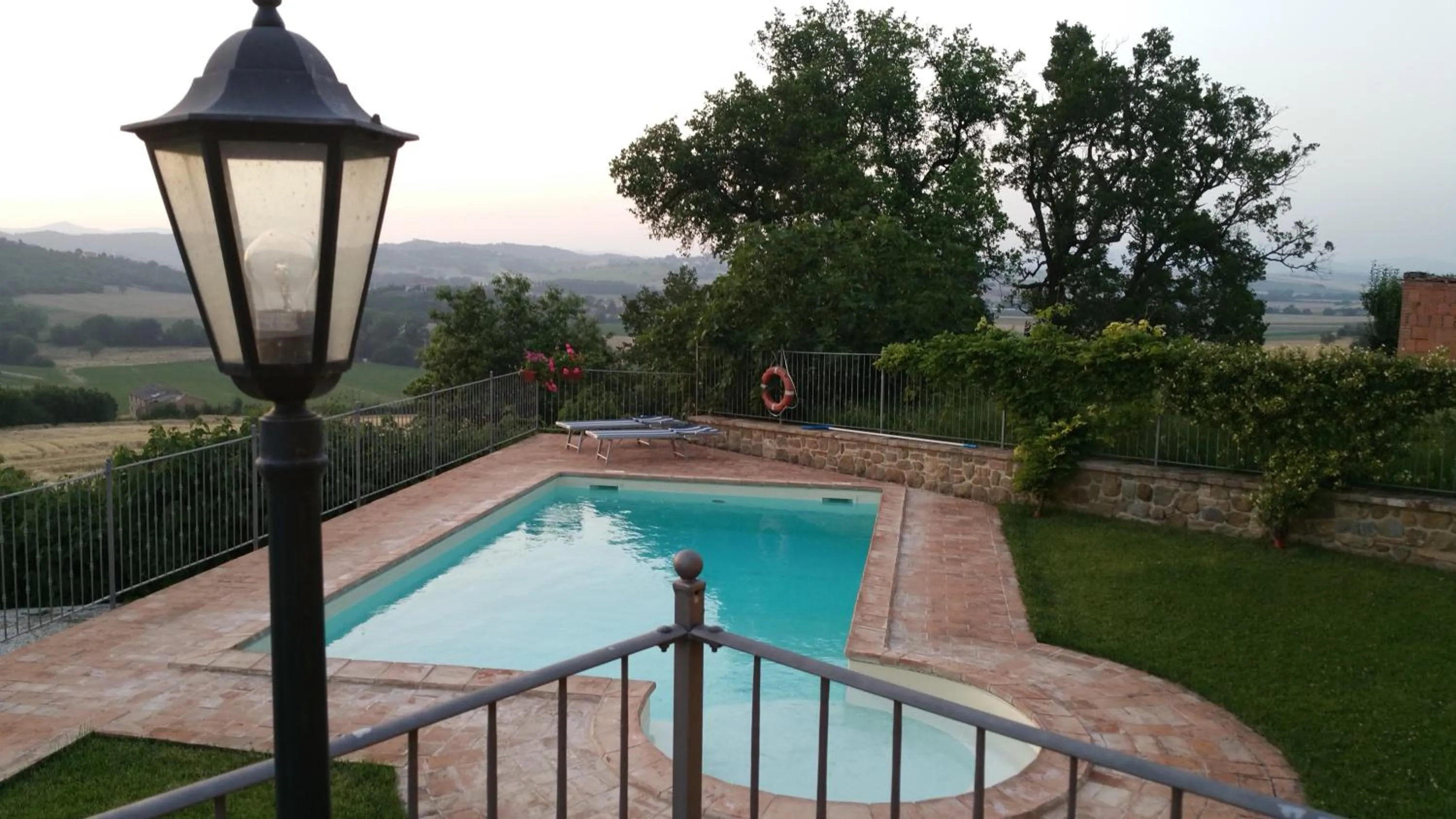Swimming pool in Umbria Country Shelter