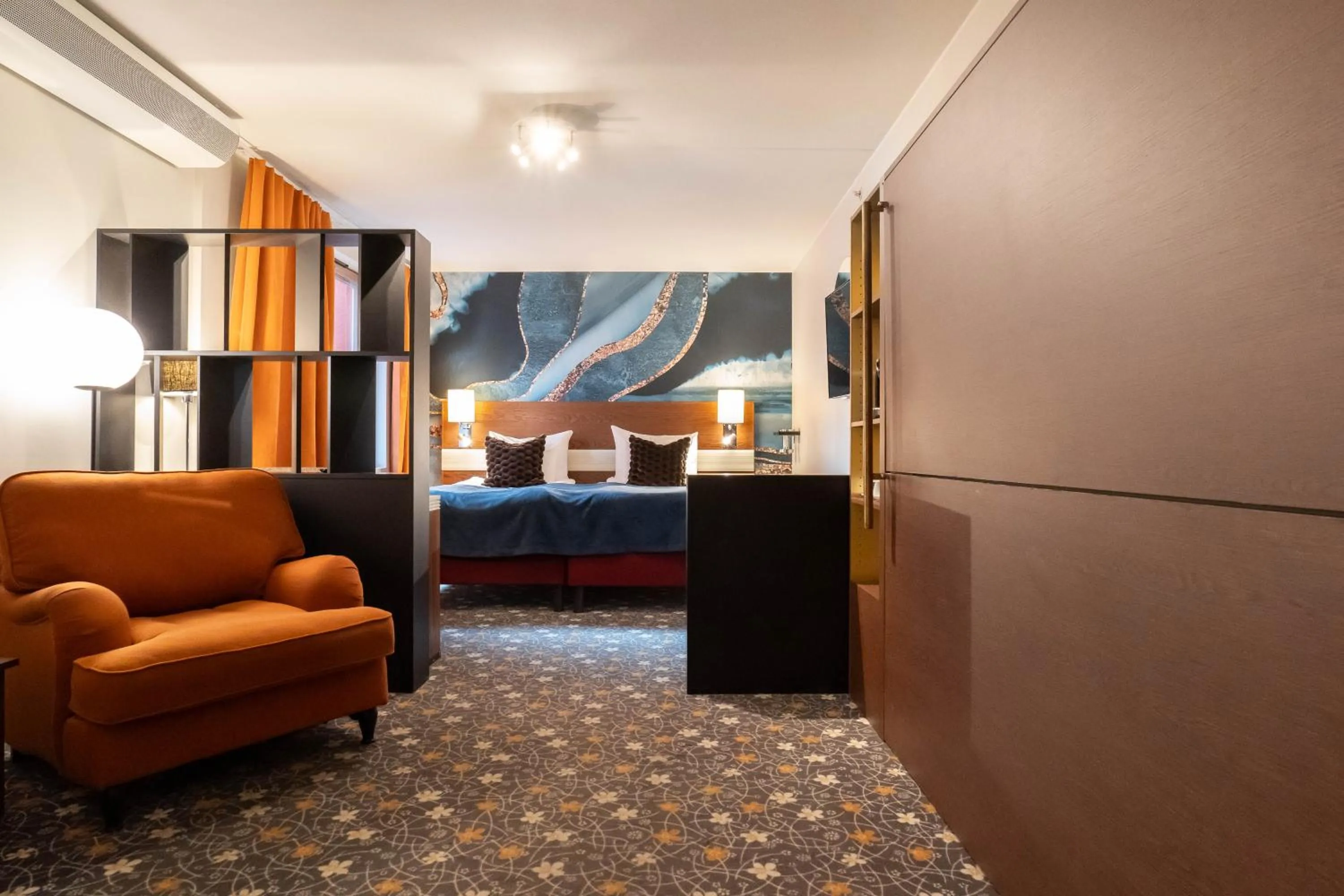Property building, Bed in ProfilHotels Opera