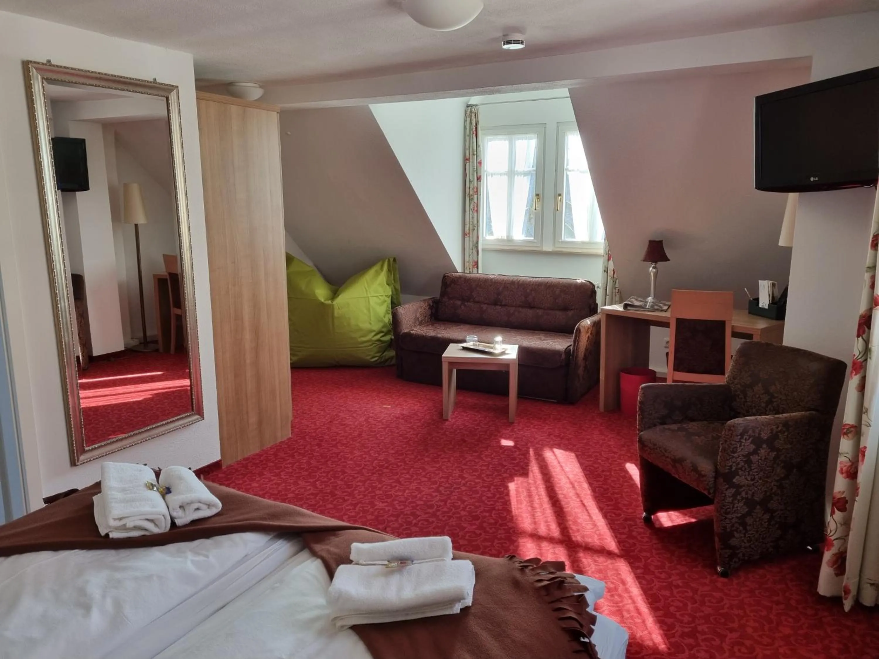 Seating area, Bed in Boutiquehotel Goldene Rose - self-check-in