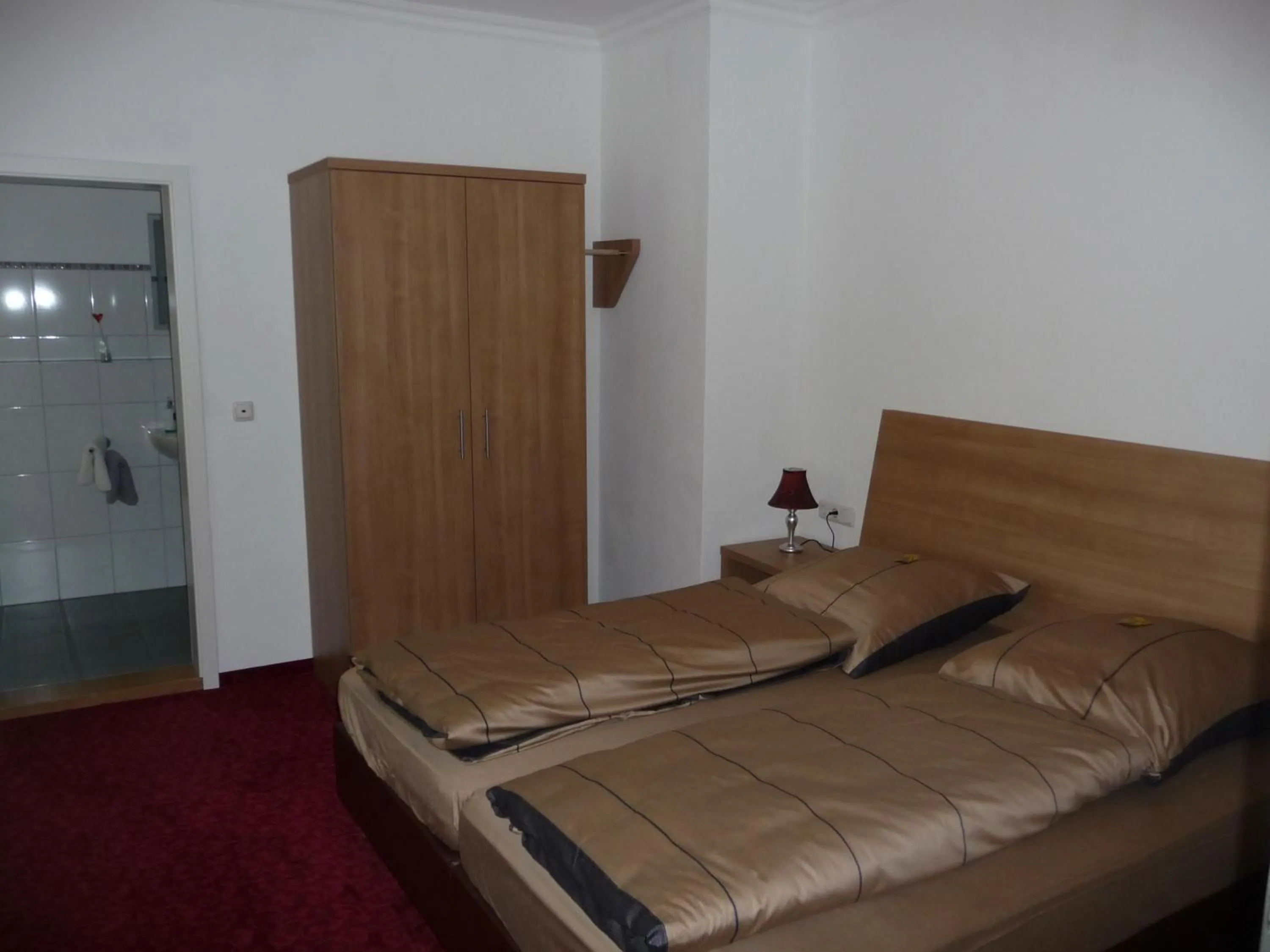 Photo of the whole room, Bed in Boutiquehotel Goldene Rose - self-check-in