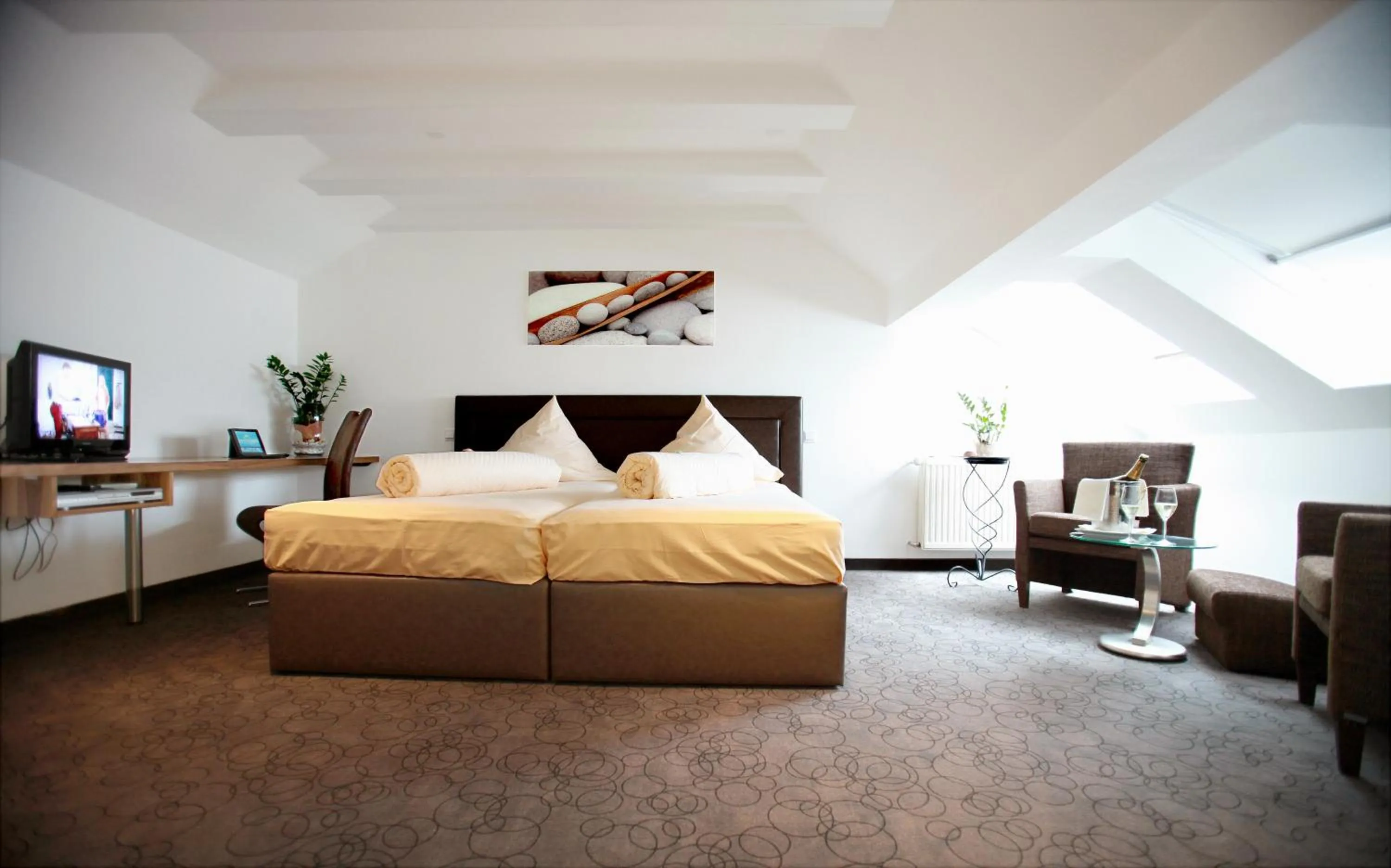 Seating area, Bed in Hotel Am Hirschhorn - Wellness - Spa - and more