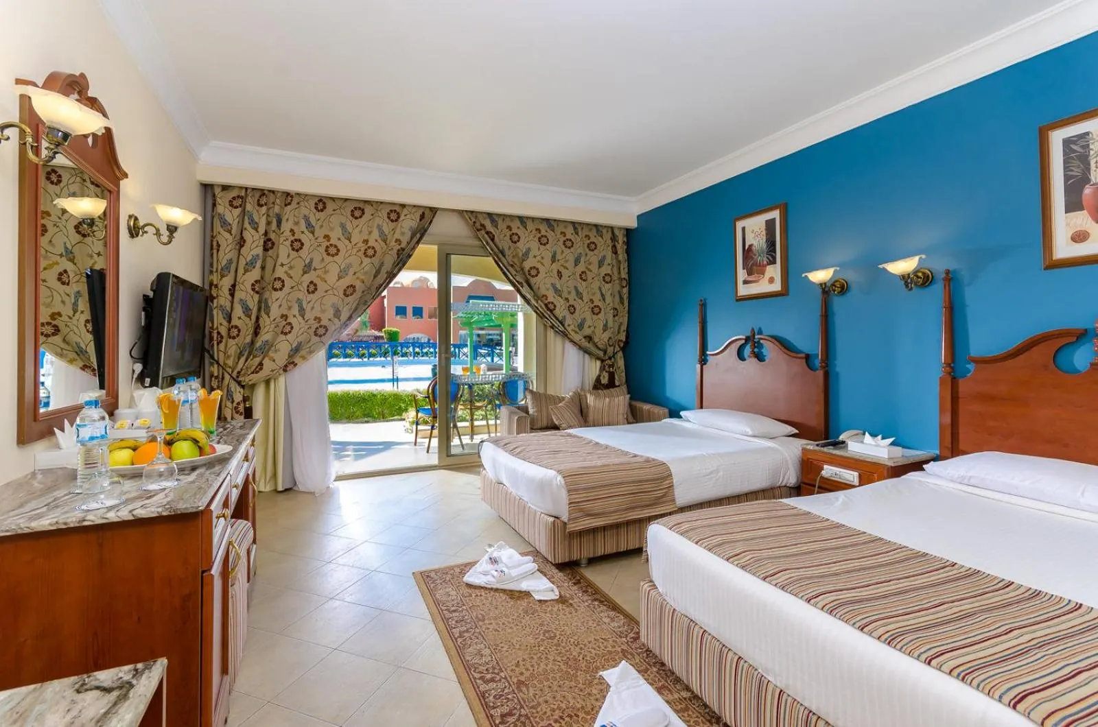 Swimming pool, Bed in Titanic Beach - Families and Couples only