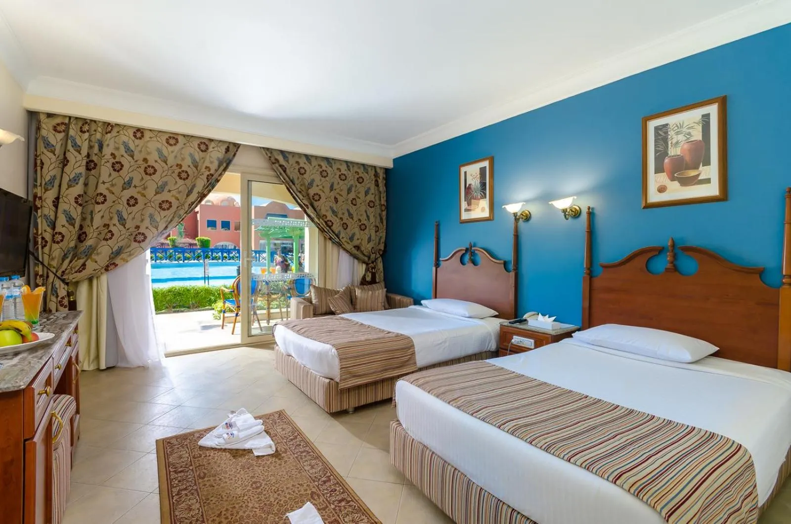 Swimming pool, Bed in Titanic Beach - Families and Couples only