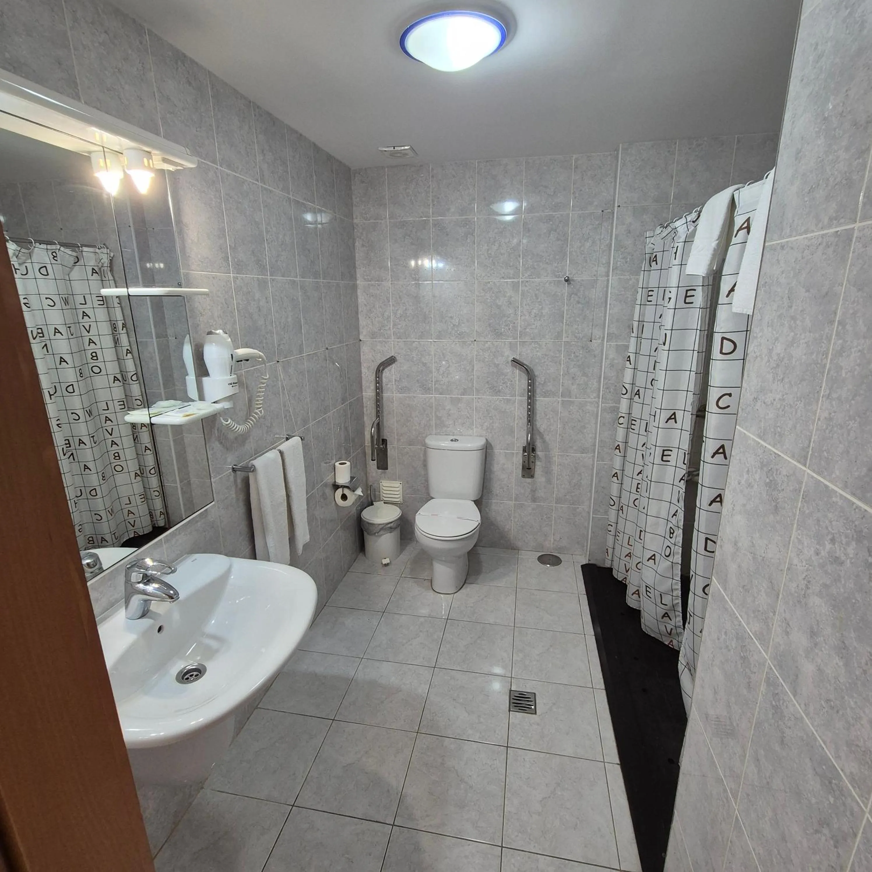 Shower in Apartamentos Turísticos Vila Praia