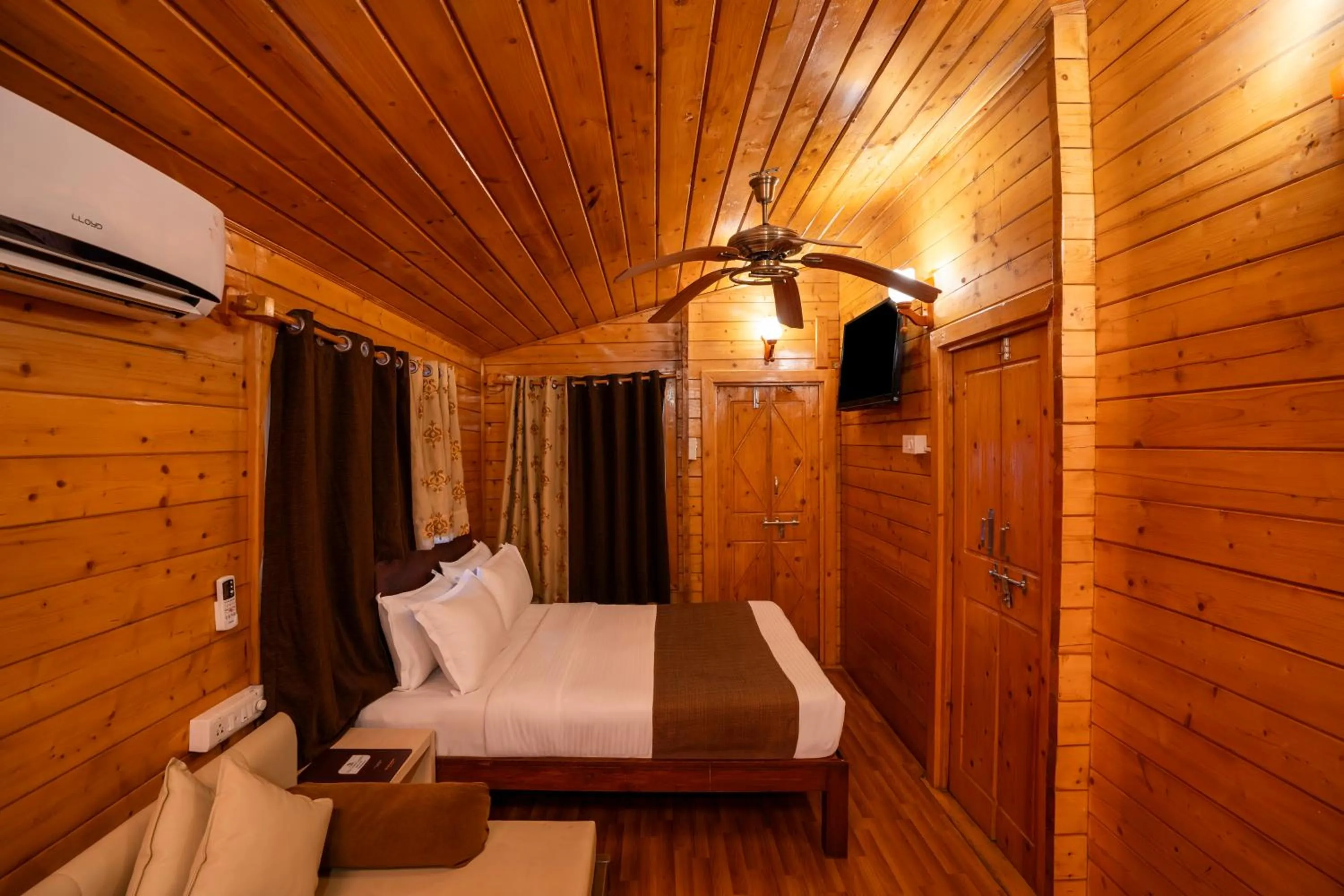 Bedroom, Bed in The Grand Legacy Resort & Spa - TGL - Pure Vegetarian Mahabaleshwar