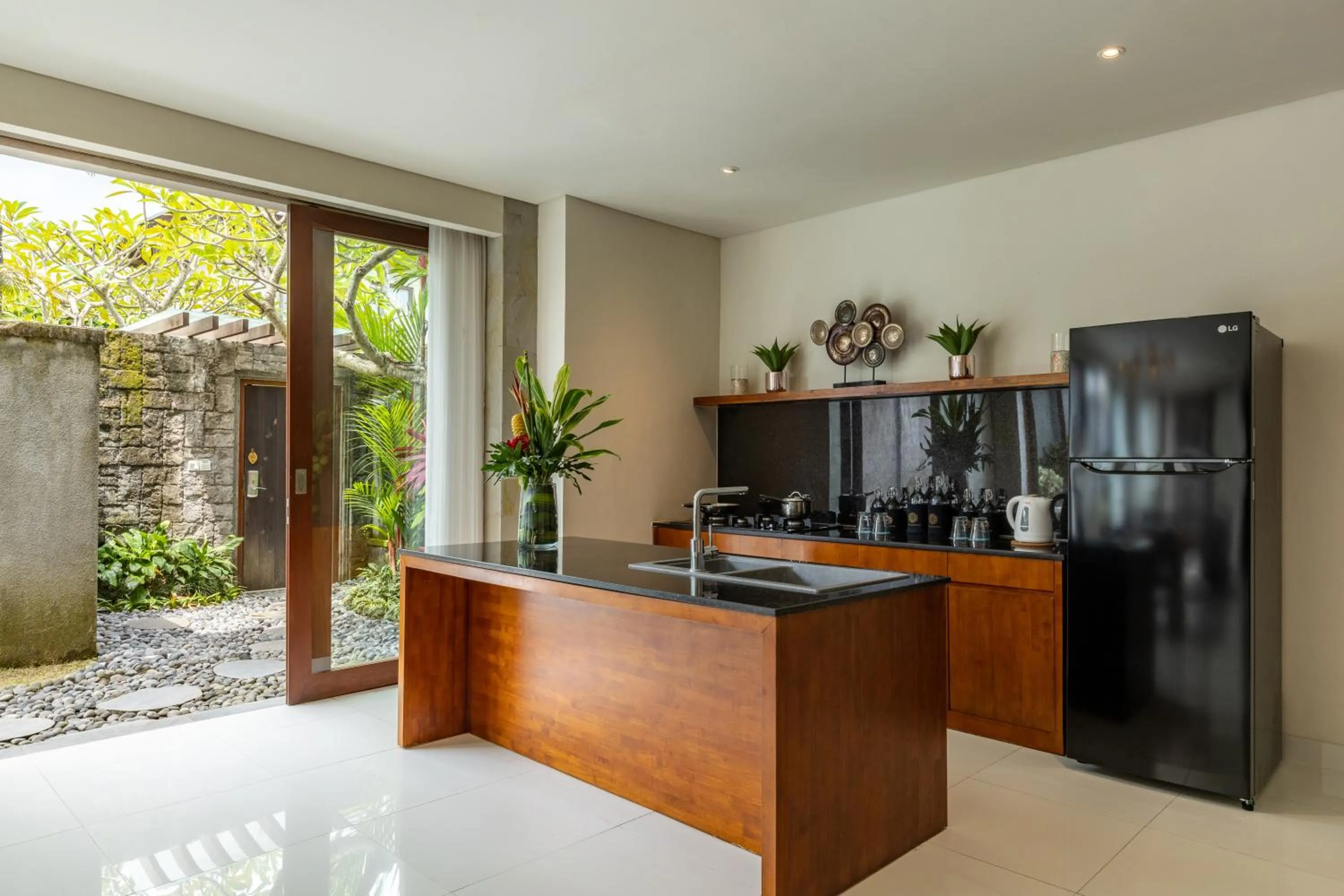 Kitchen or kitchenette in Theanna Villa and Spa Canggu