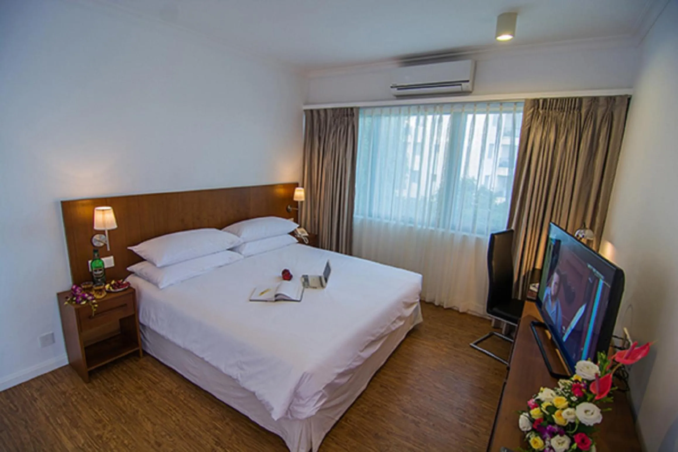 Bedroom, TV/Entertainment Center in Sakura Residence & Hotel