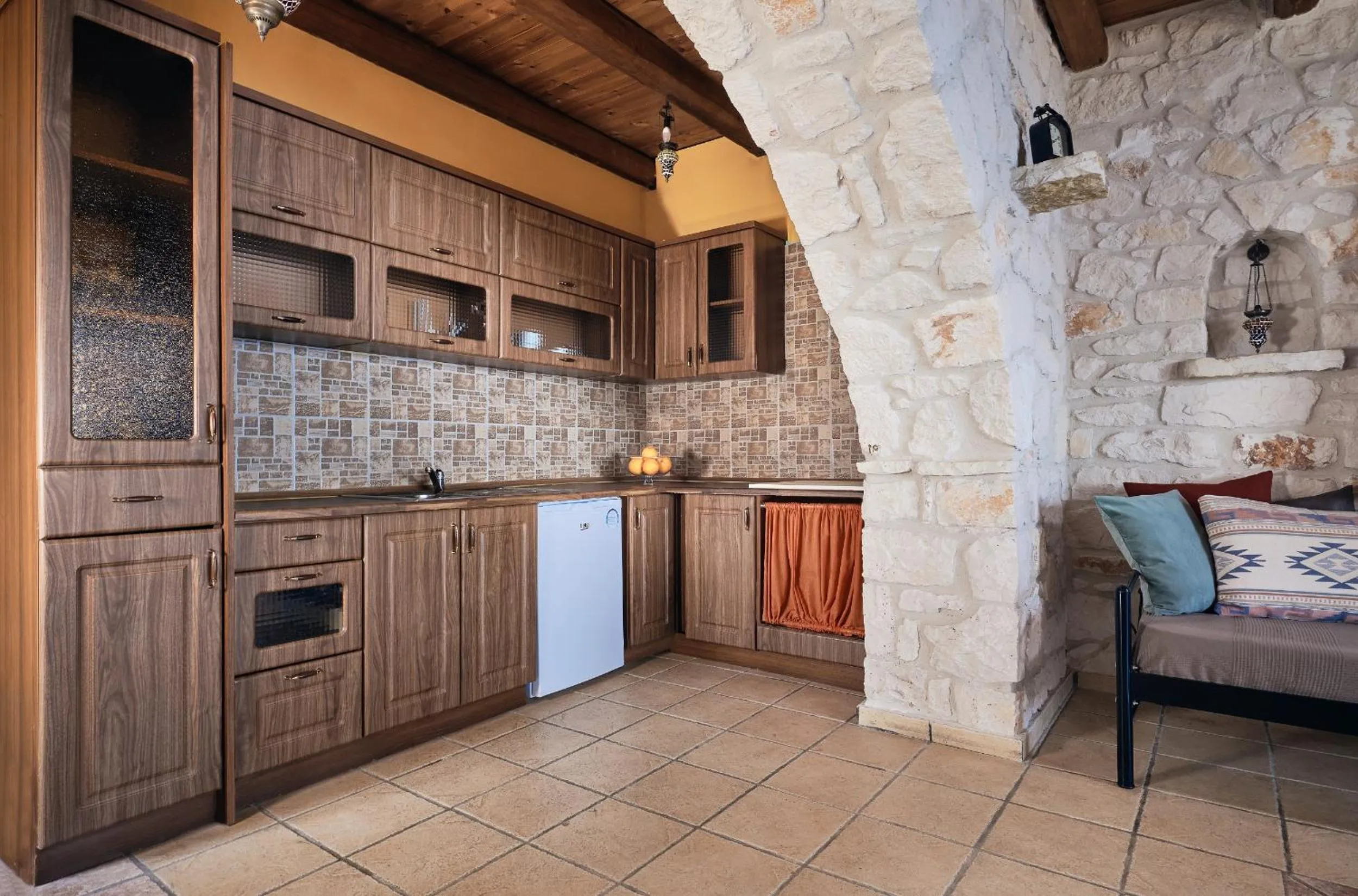 Kitchen or kitchenette in Diamond Suites