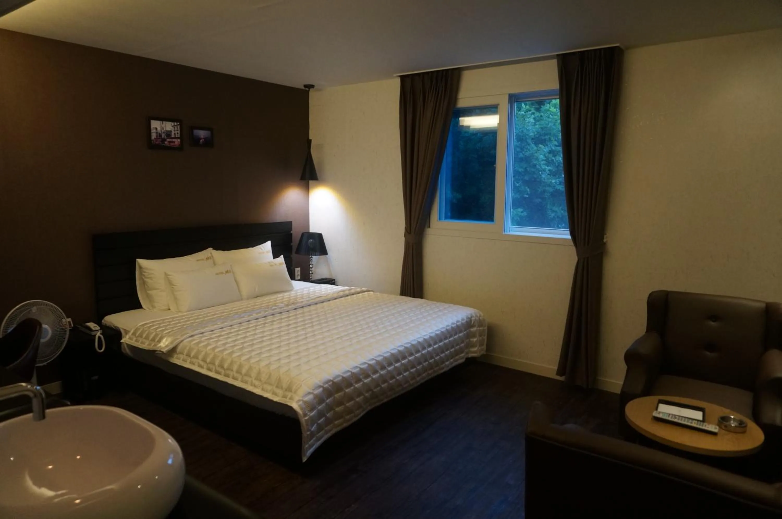 Bedroom, Bed in MU Hotel