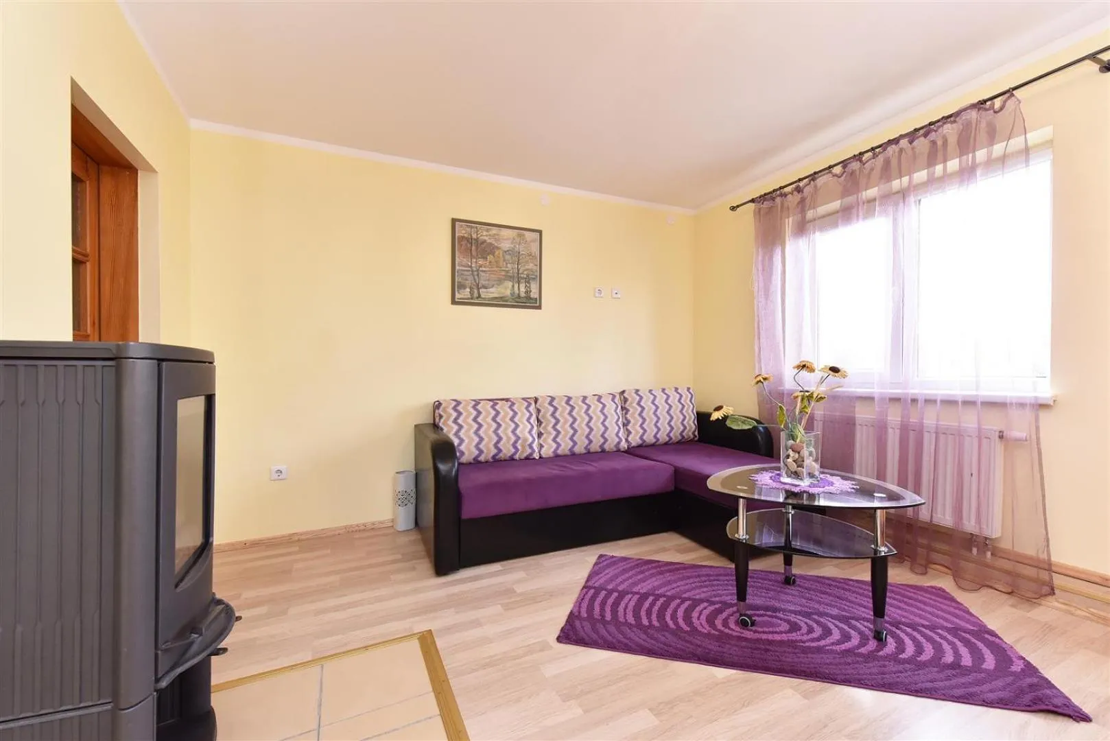 Photo of the whole room in Almuka