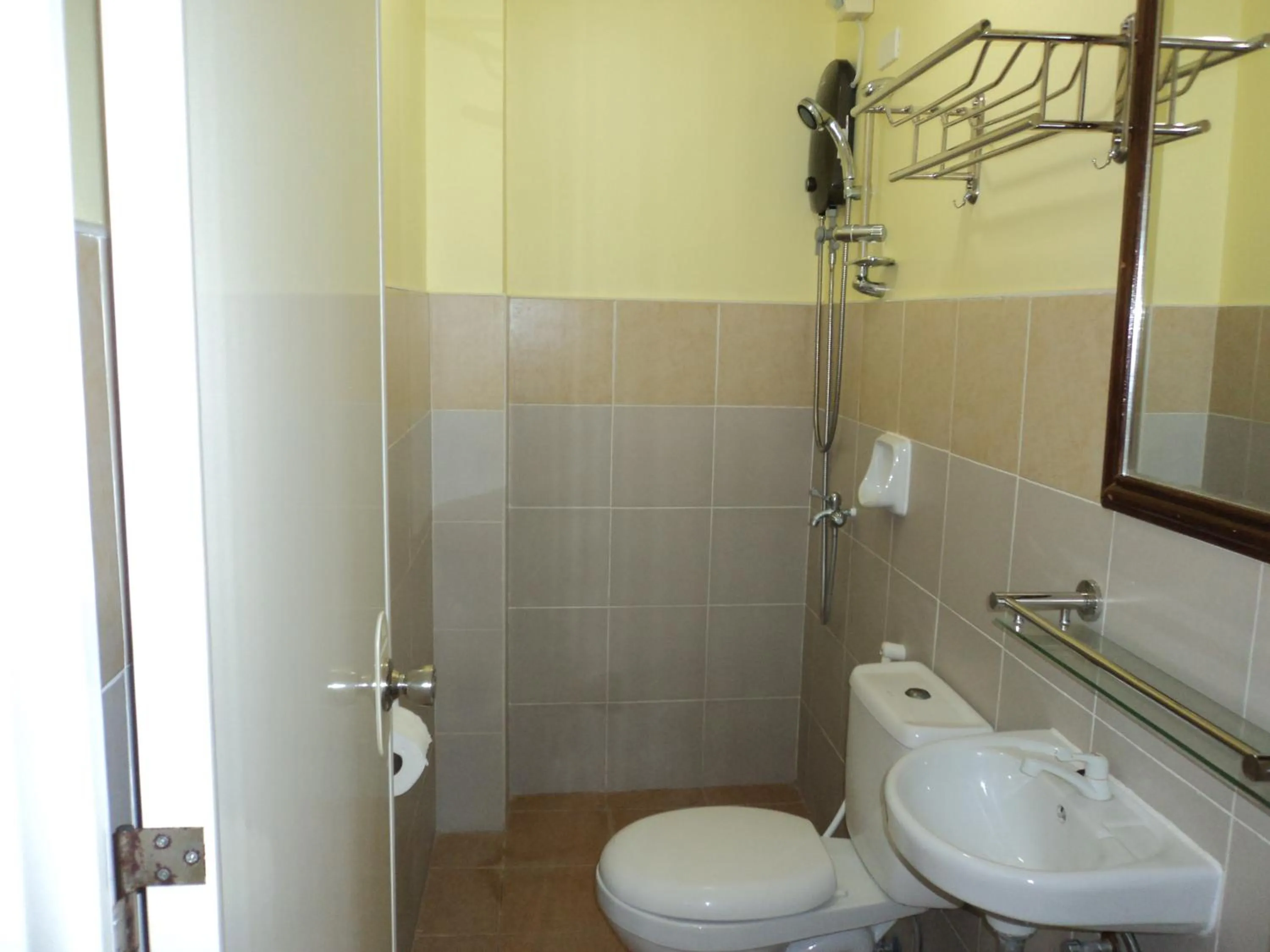 Bathroom in Greenfields Tourist Inn