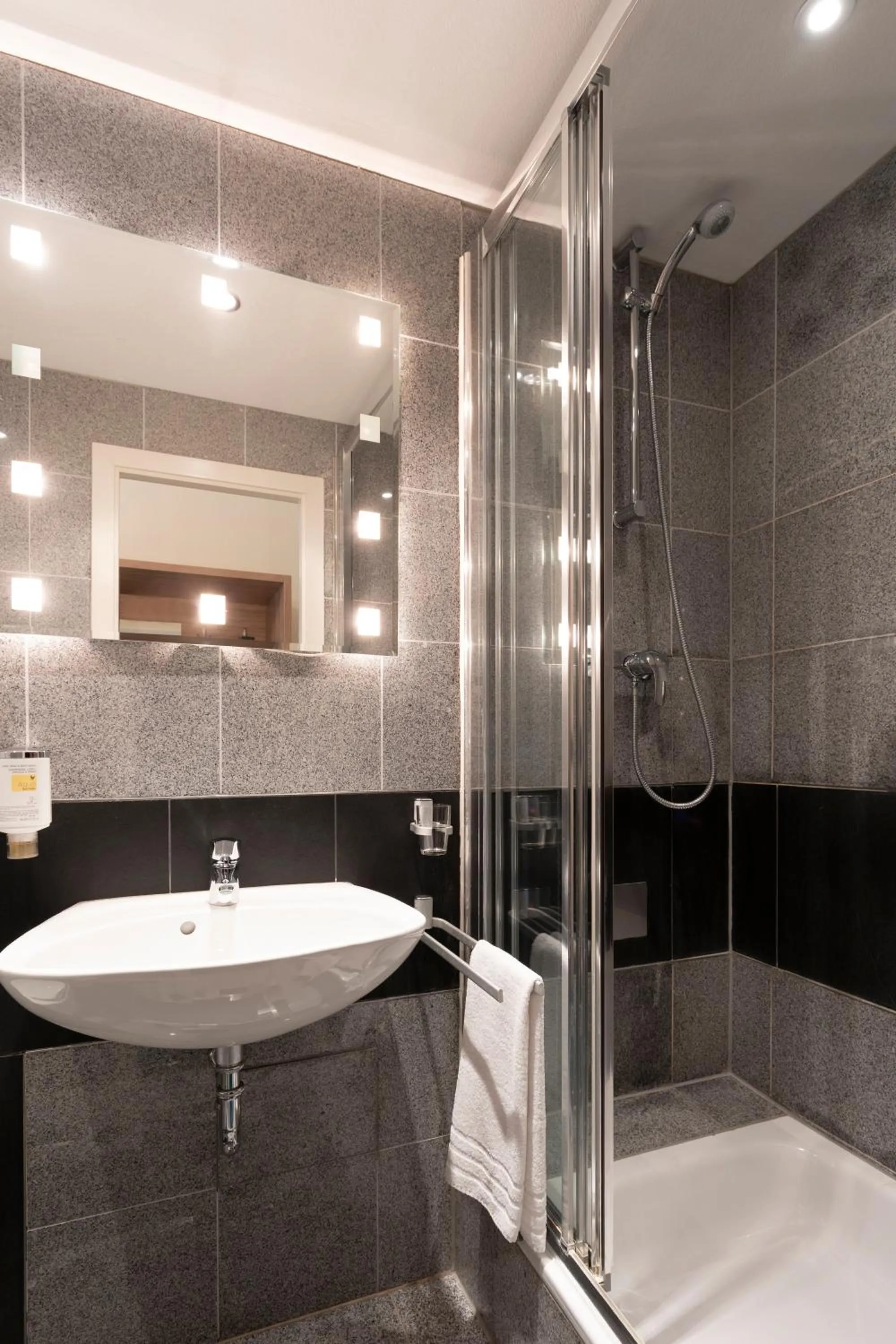 Shower in Palais am Kleistpark