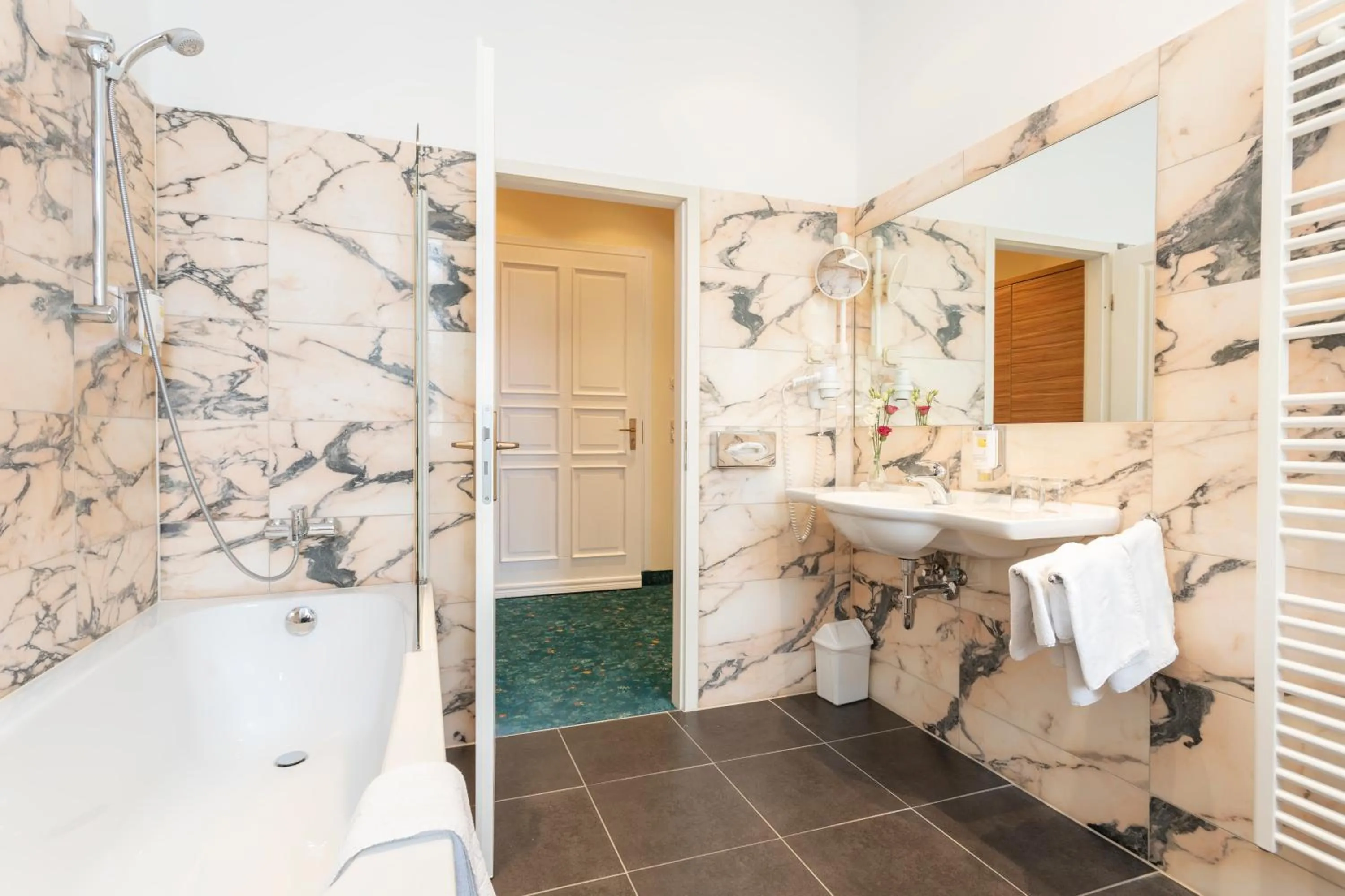 Shower in Palais am Kleistpark