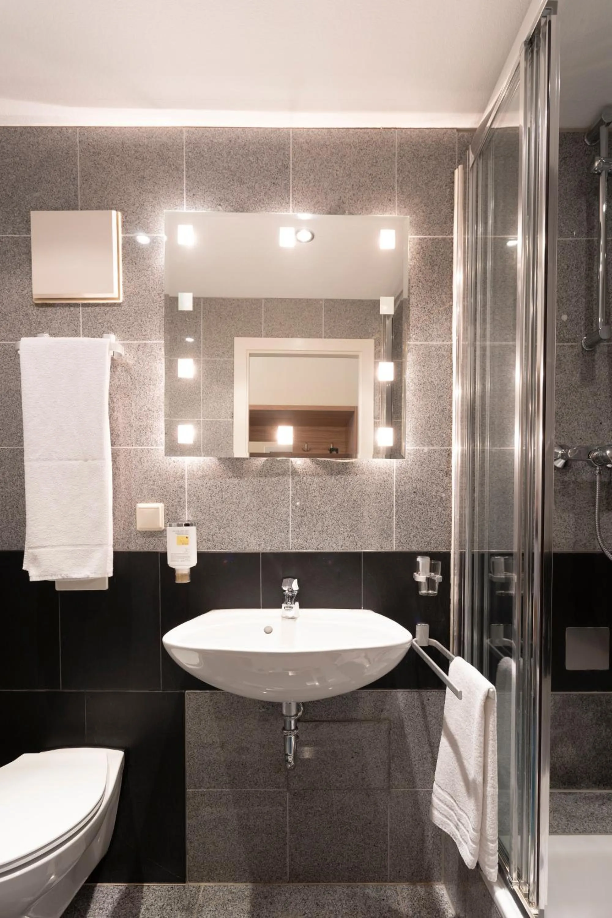 Shower in Palais am Kleistpark