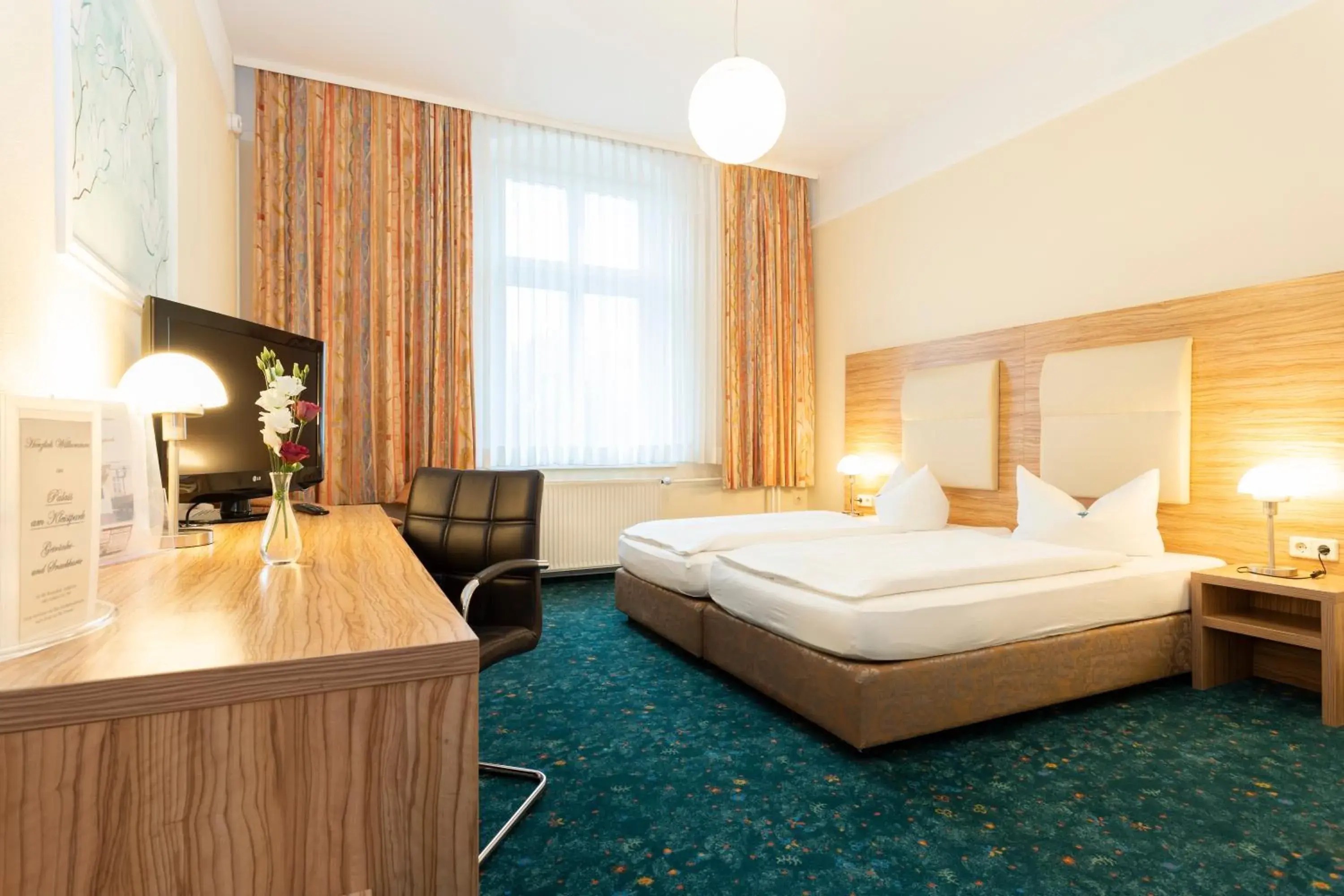 Photo of the whole room, Bed in Palais am Kleistpark Photo of the whole room, Bed in Palais am Kleistpark