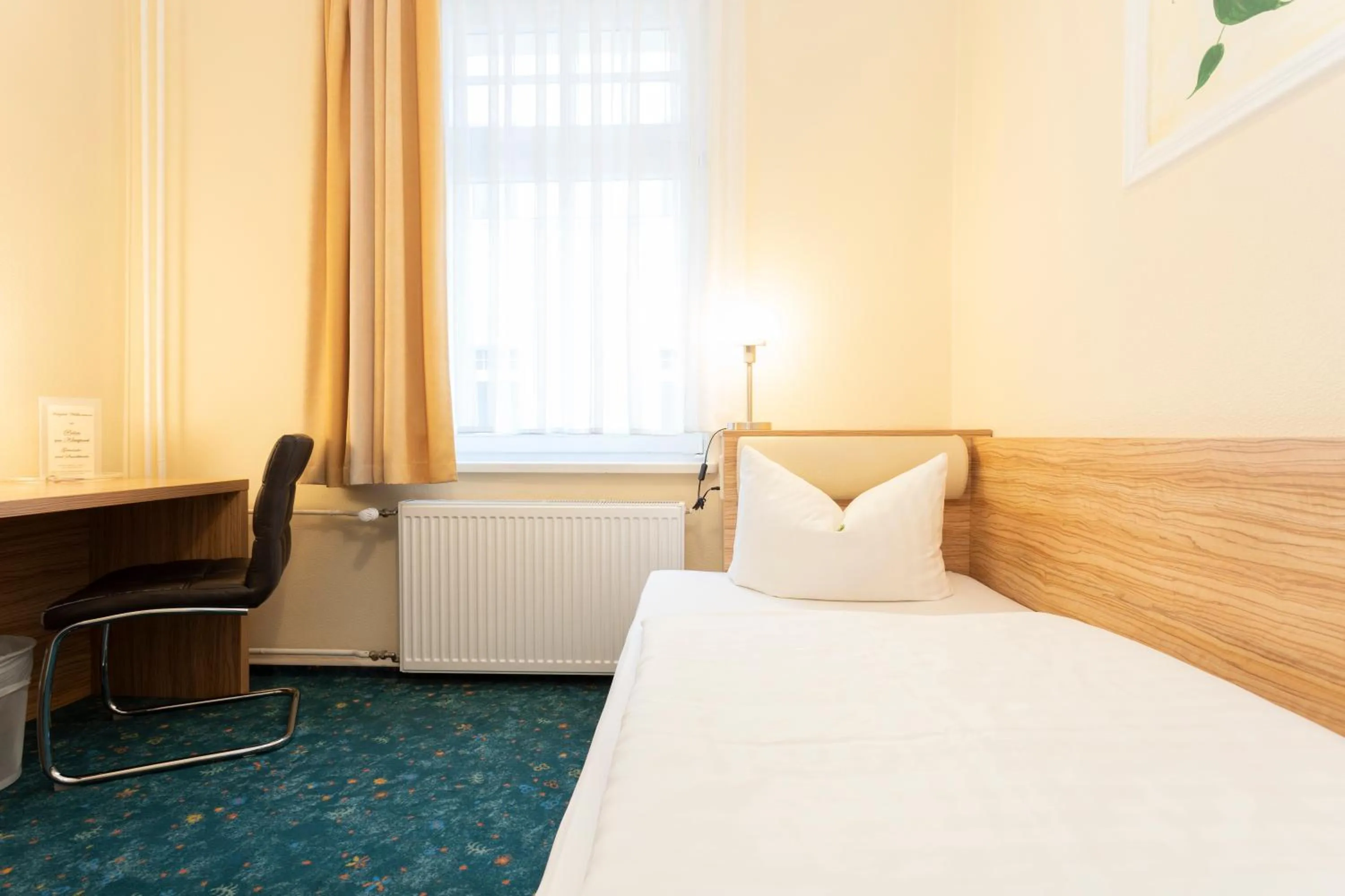 Photo of the whole room, Bed in Palais am Kleistpark