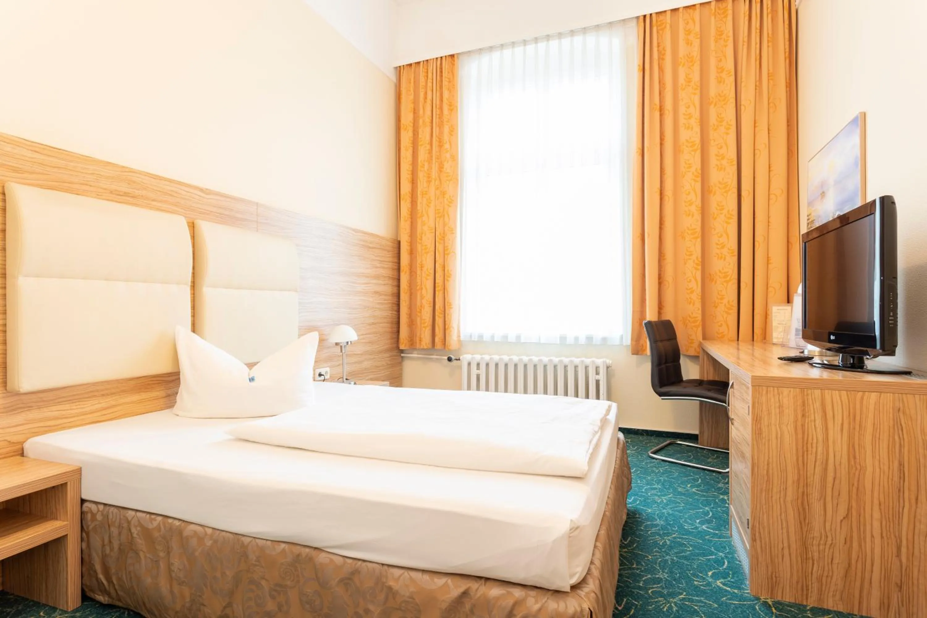 Photo of the whole room, Bed in Palais am Kleistpark