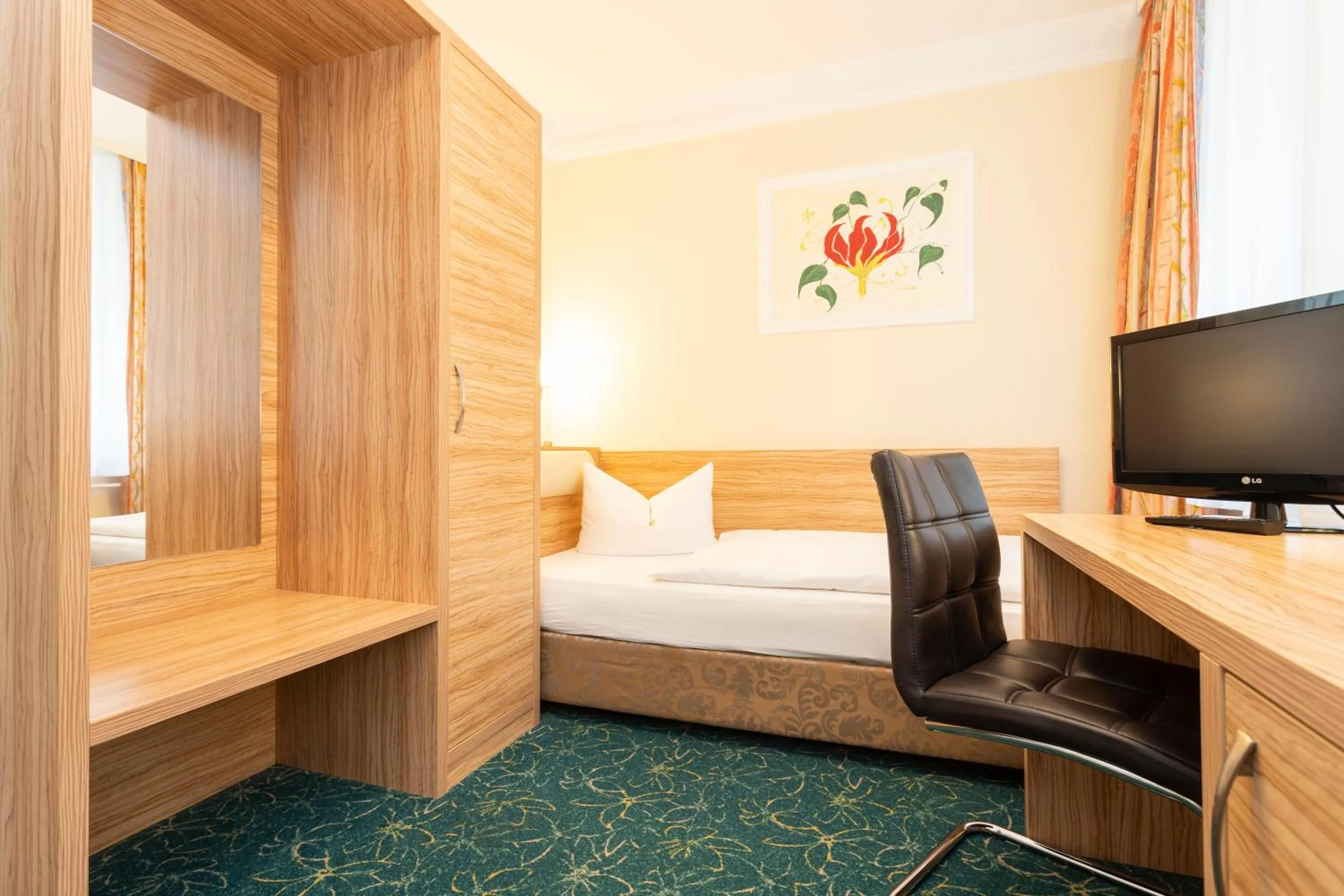 Photo of the whole room, Bed in Palais am Kleistpark