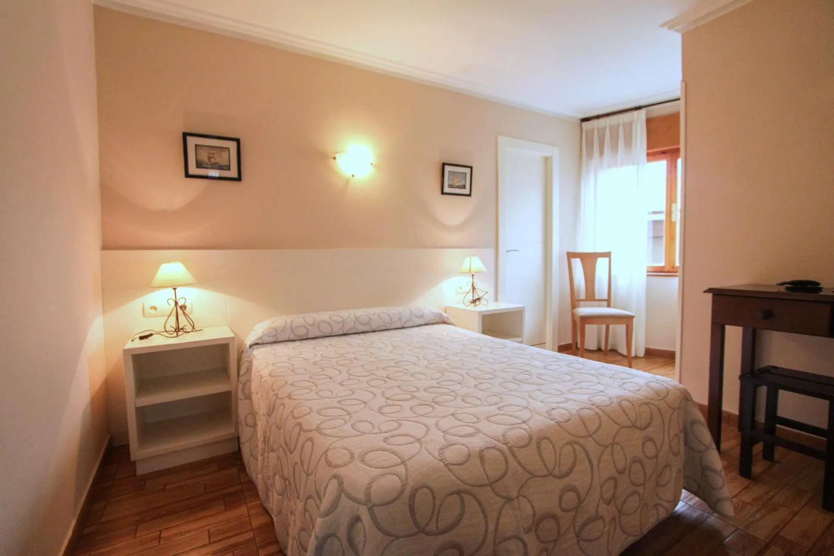 Double or Twin Room with Private Bathroom - single occupancy in Pensión San Jorge Double or Twin Room with Private Bathroom - single occupancy in Pensión San Jorge