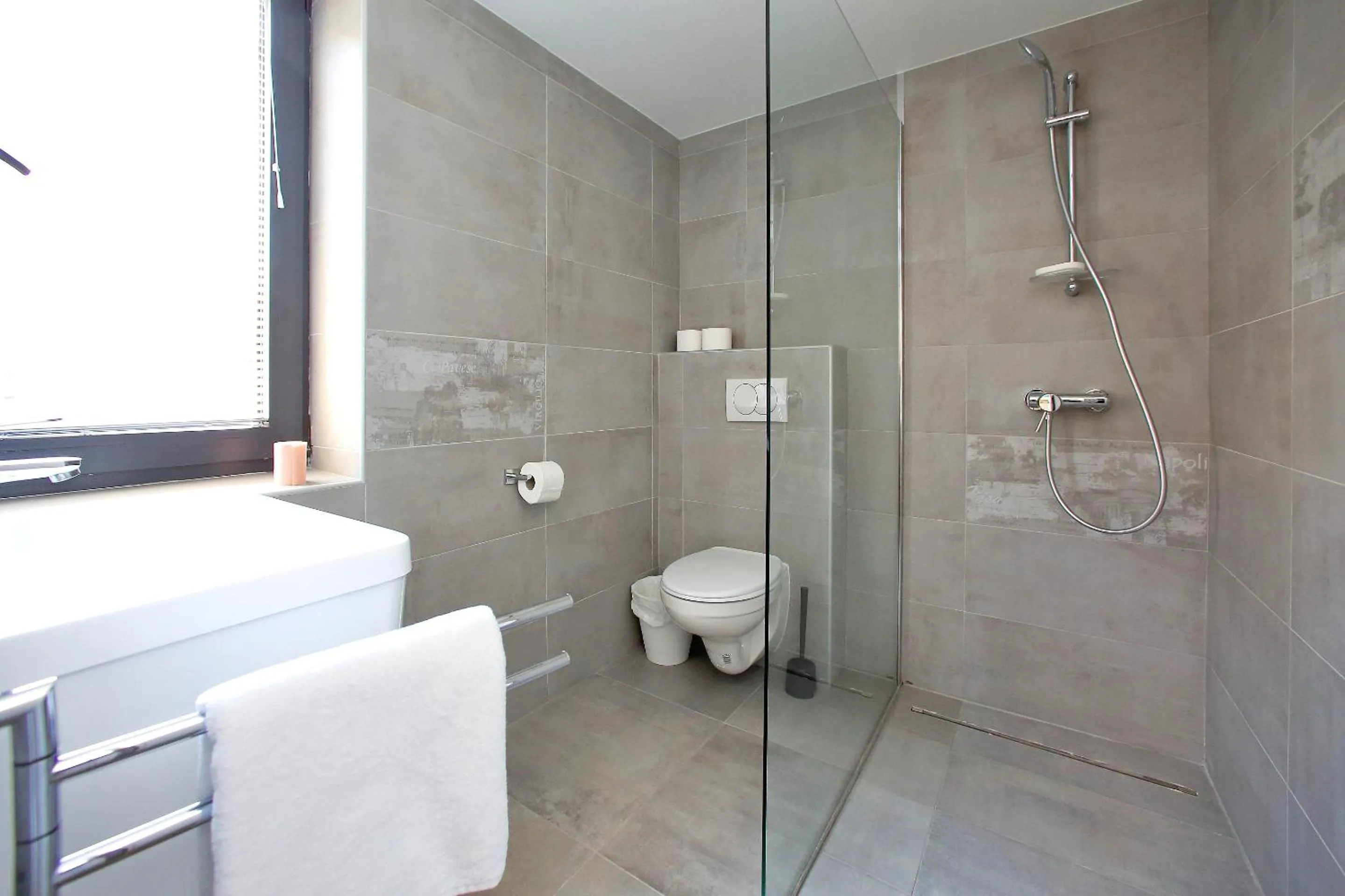 Shower in Guverna New City Accommodation