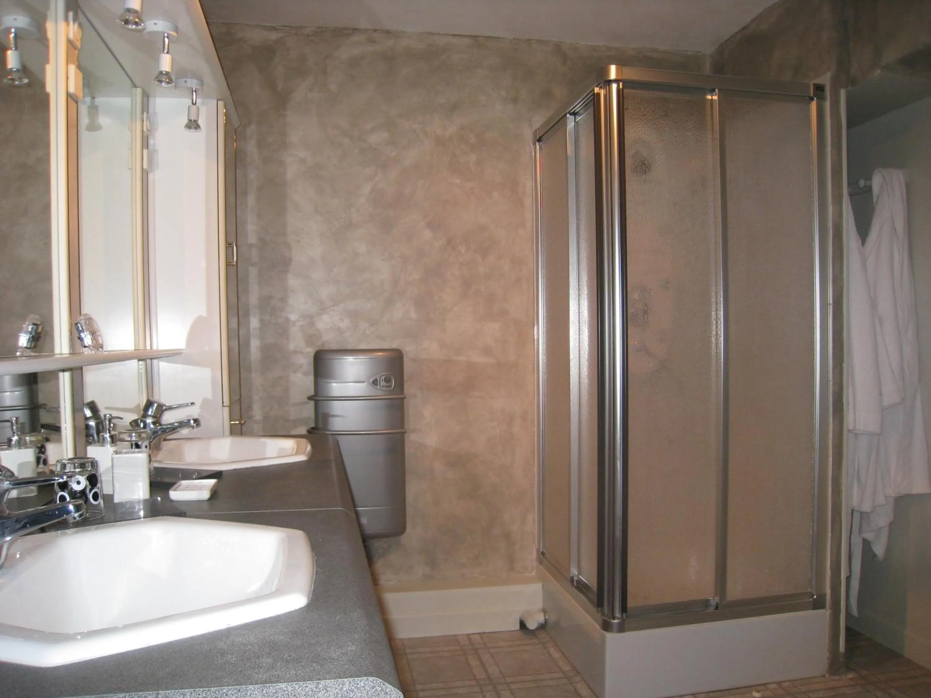 Shower in La Chambre D'amis LA COSTIGNIERES