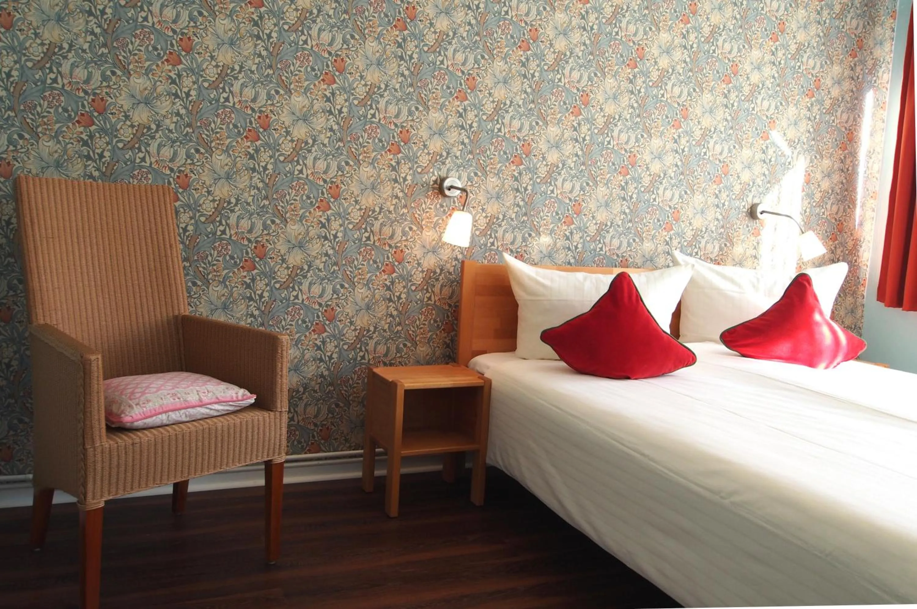 Photo of the whole room, Bed in GastHaus Hotel Bremen