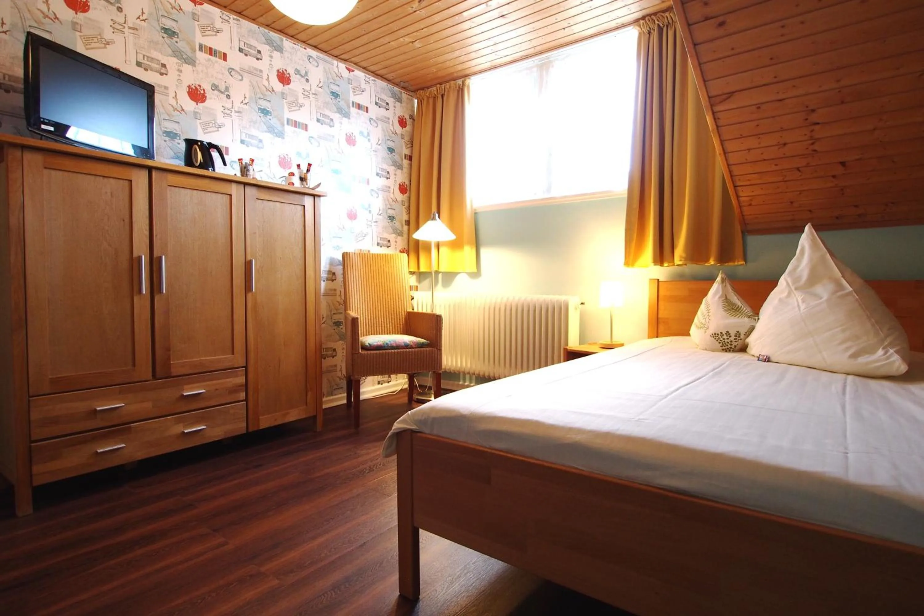 Photo of the whole room, Bed in GastHaus Hotel Bremen