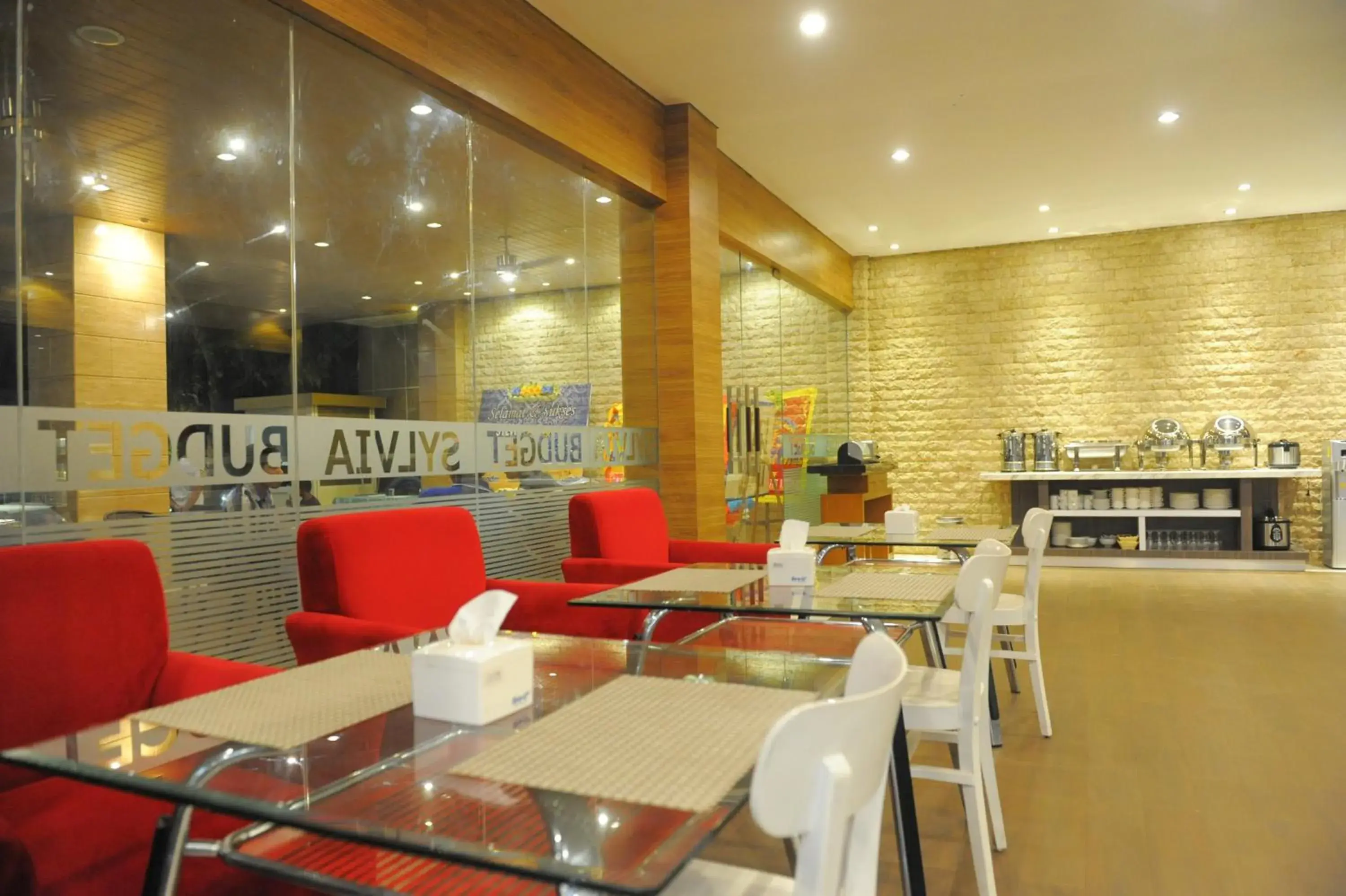 Restaurant/places to eat in Sylvia Hotel Budget Restaurant/places to eat in Sylvia Hotel Budget