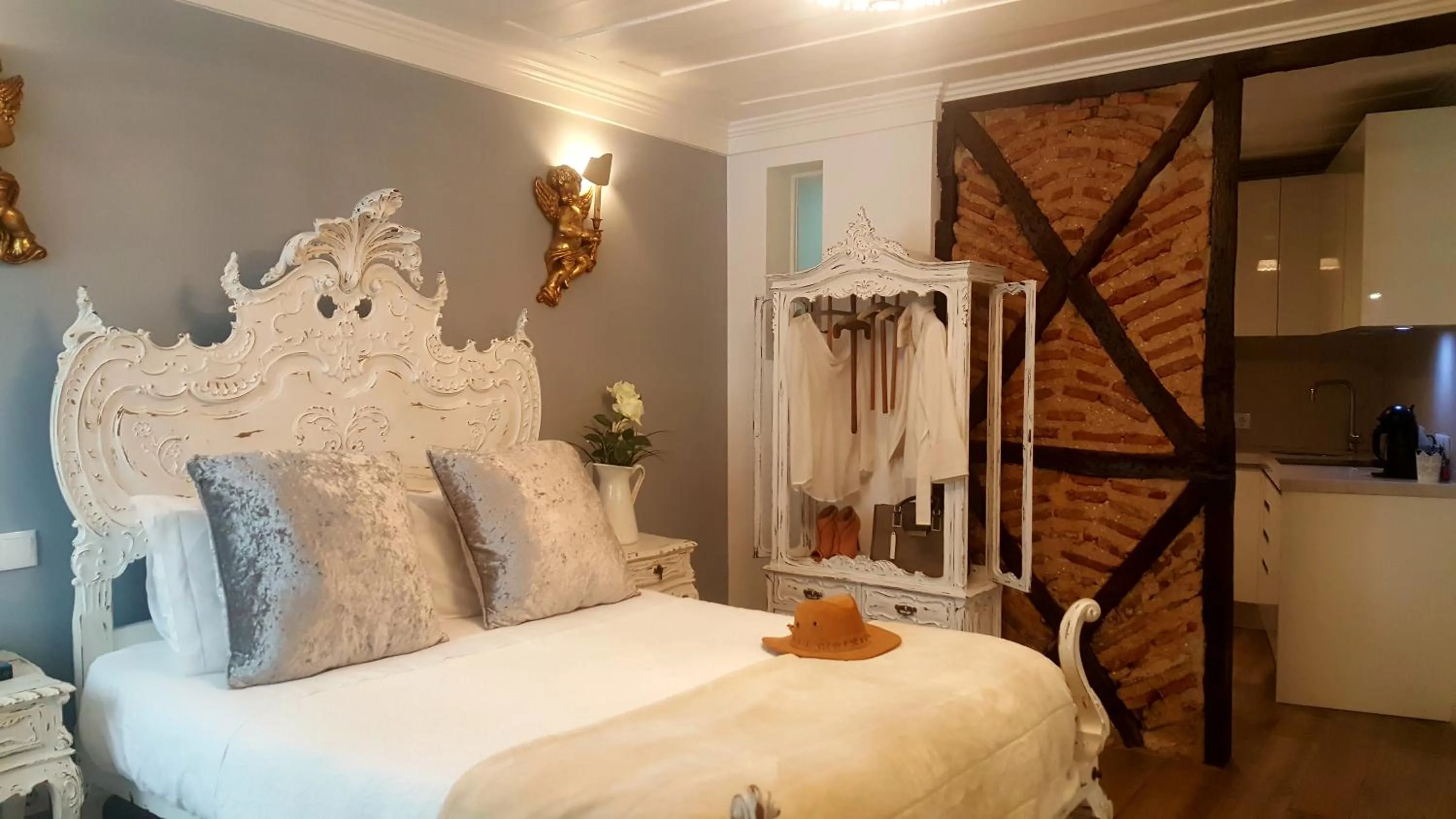 Bedroom, Bed in Charming Apartment I Historical Center