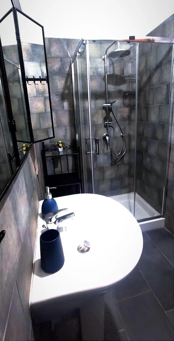 Shower in B&B Bella 'Mbriana Simona