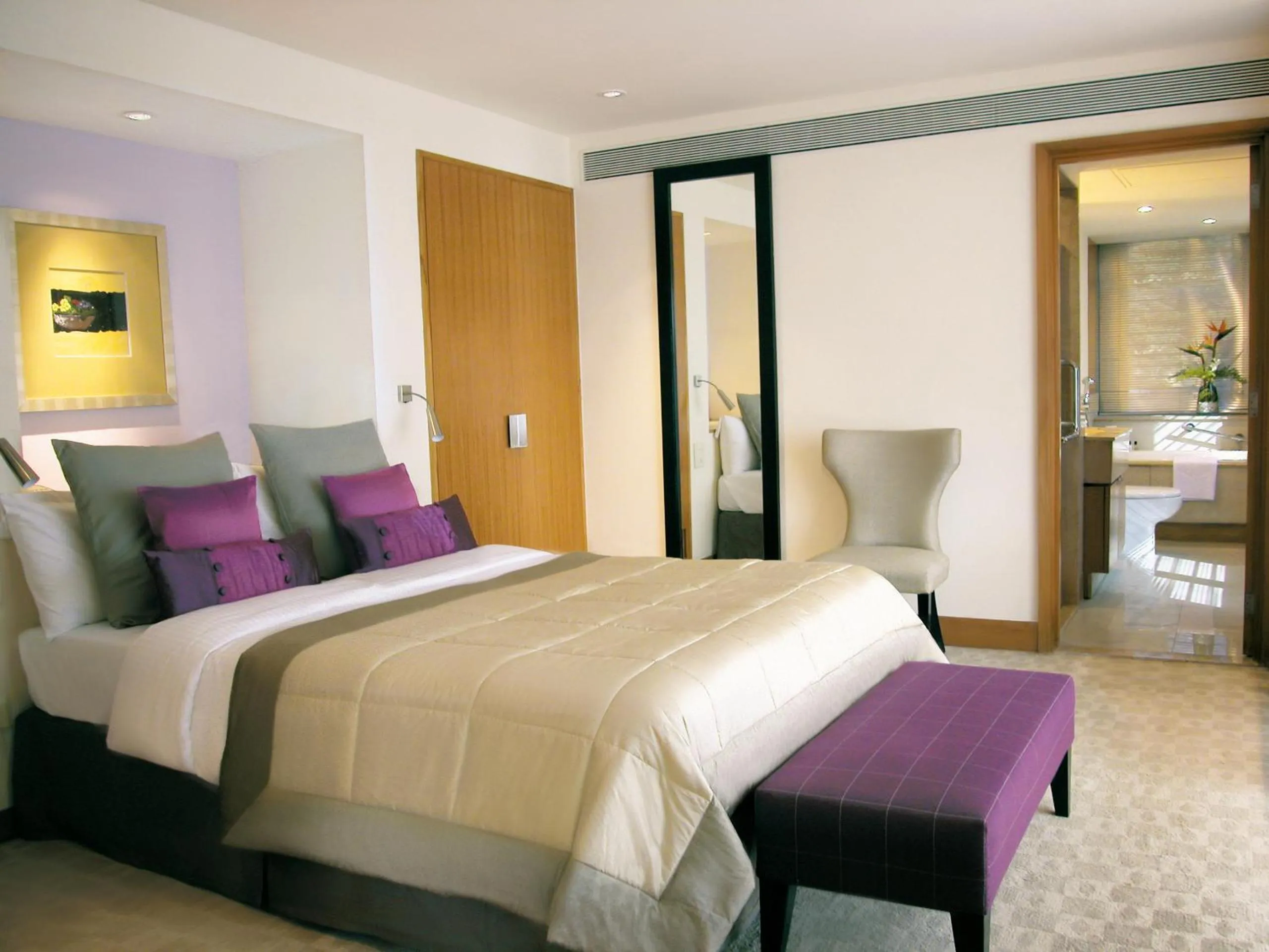 Photo of the whole room, Bed in Taj Wellington Mews, Mumbai