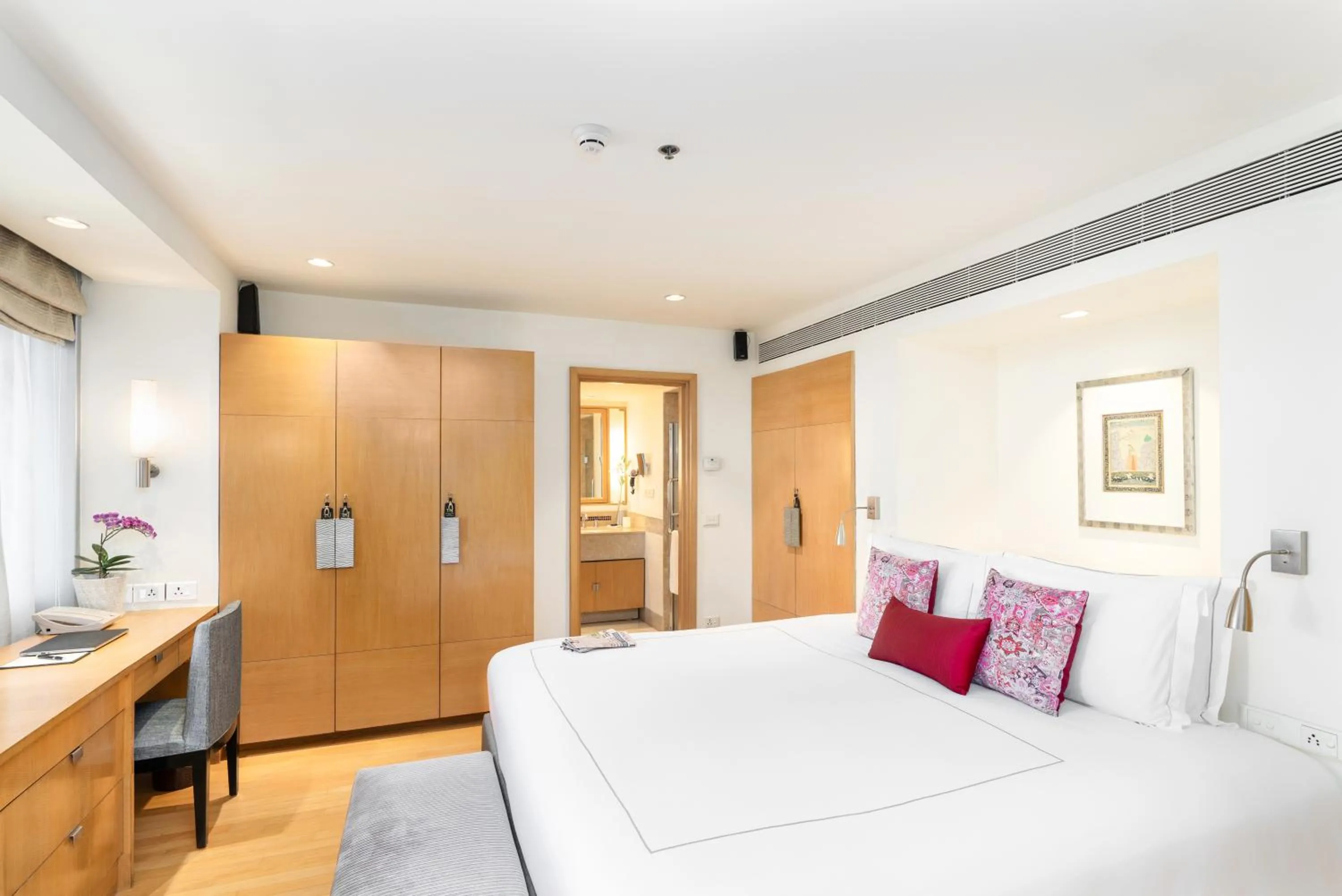 Bedroom, Bed in Taj Wellington Mews, Mumbai