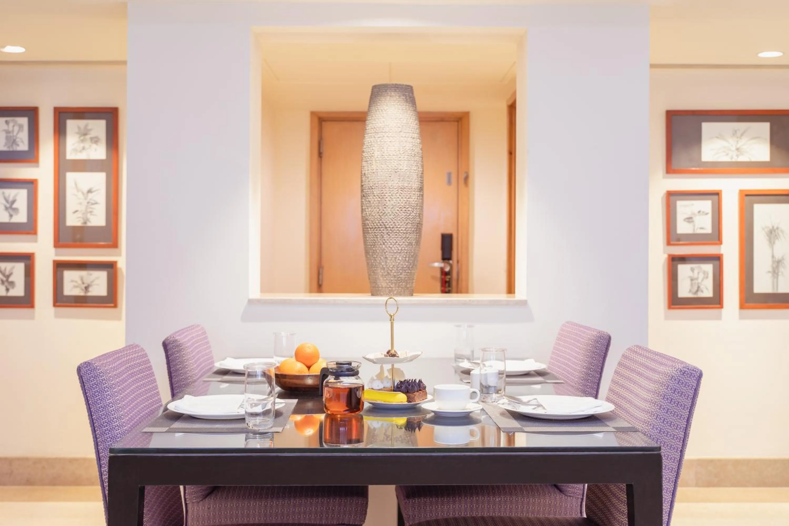 Dining area in Taj Wellington Mews, Mumbai