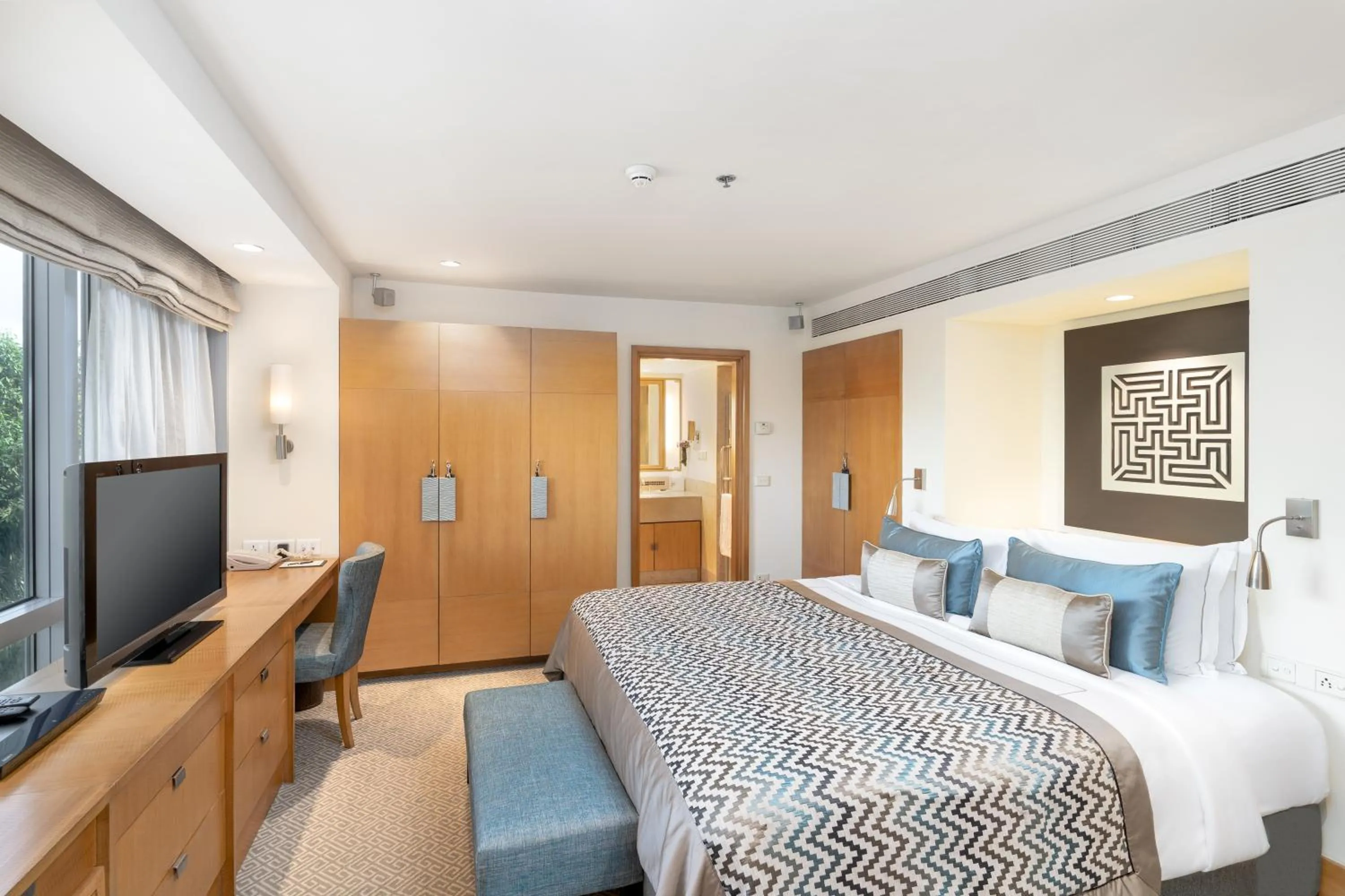 Communal lounge/ TV room, Bed in Taj Wellington Mews, Mumbai